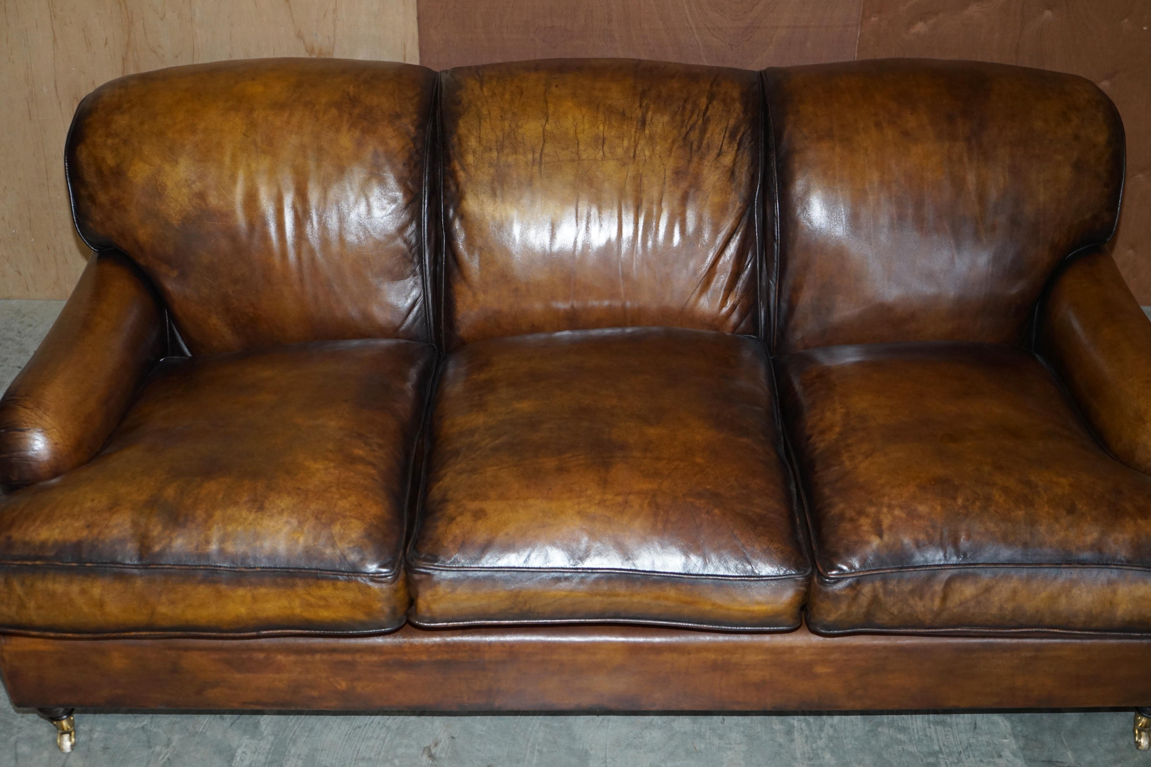 Atemberaubende Vintage vollständig restauriert Hand gefärbt Brown Leder Howards & Sons Style Sofa (Englisch) im Angebot