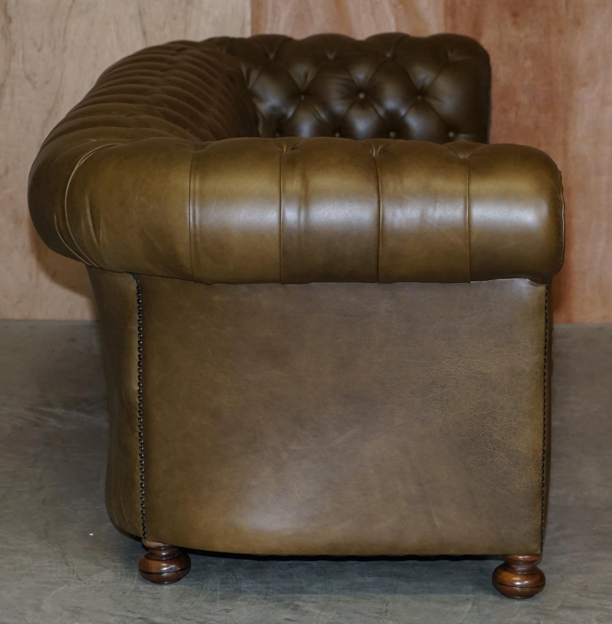 Superbe canapé et fauteuil Chesterfield entièrement touffeté en cuir vert olive en vente 2