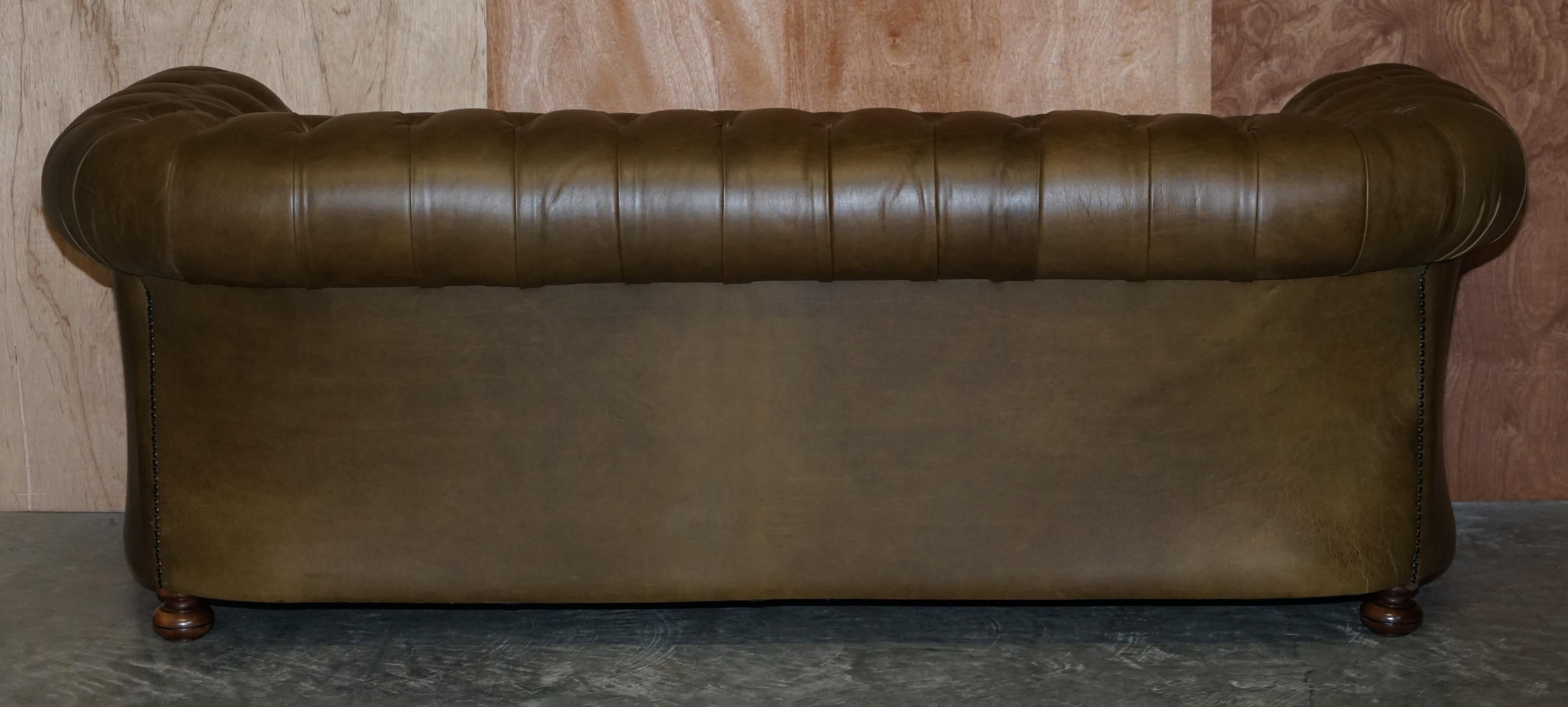 Superbe canapé et fauteuil Chesterfield entièrement touffeté en cuir vert olive en vente 3