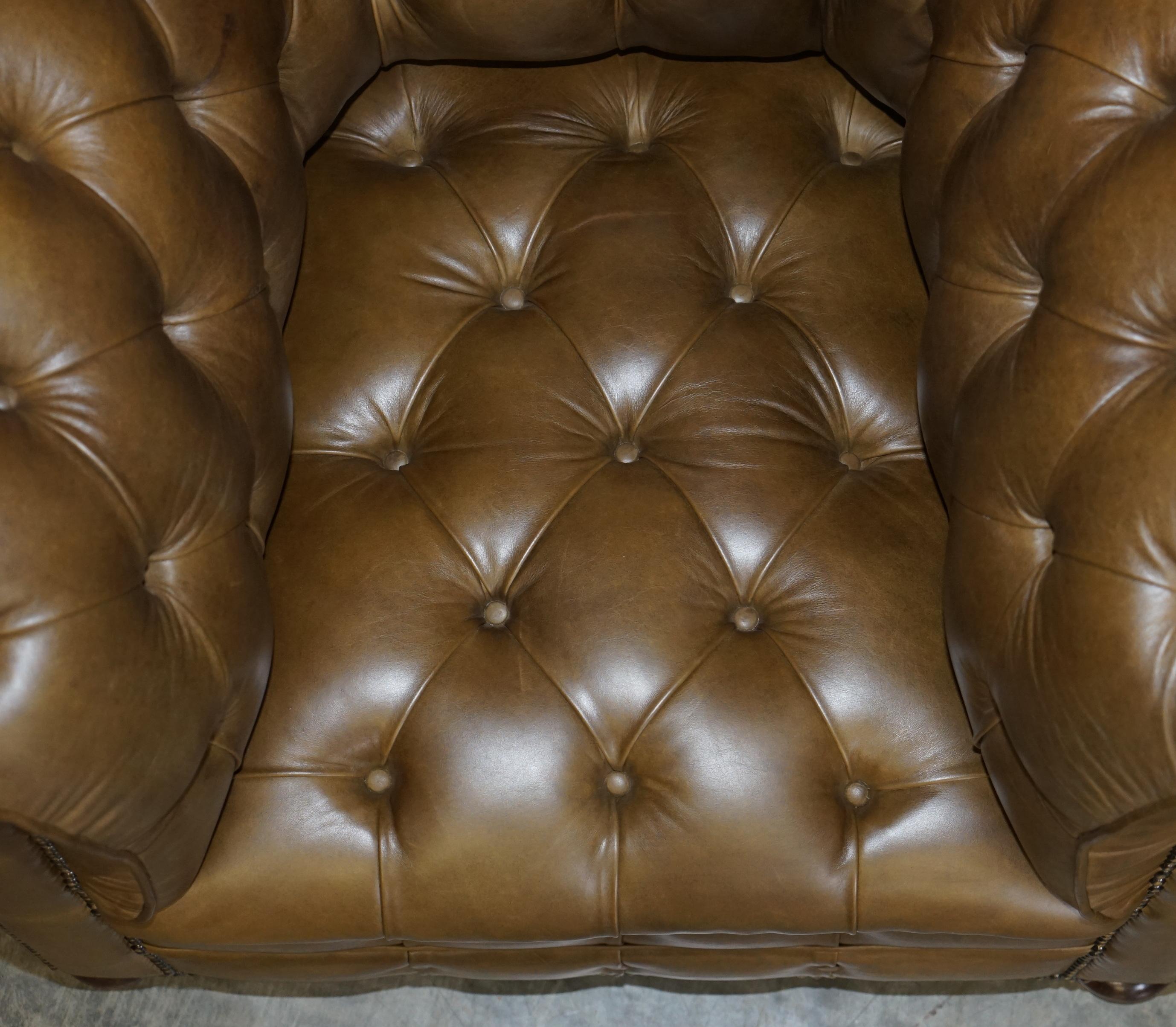 Superbe canapé et fauteuil Chesterfield entièrement touffeté en cuir vert olive en vente 7