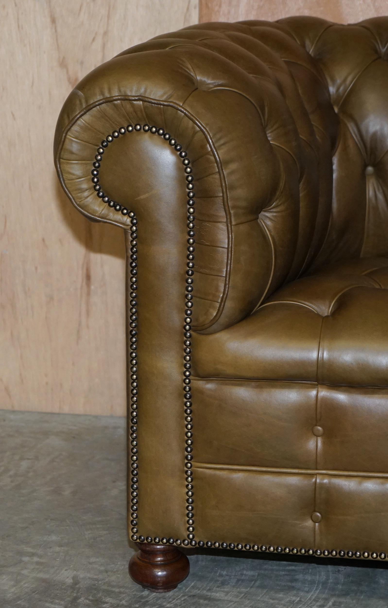 Superbe canapé et fauteuil Chesterfield entièrement touffeté en cuir vert olive en vente 8