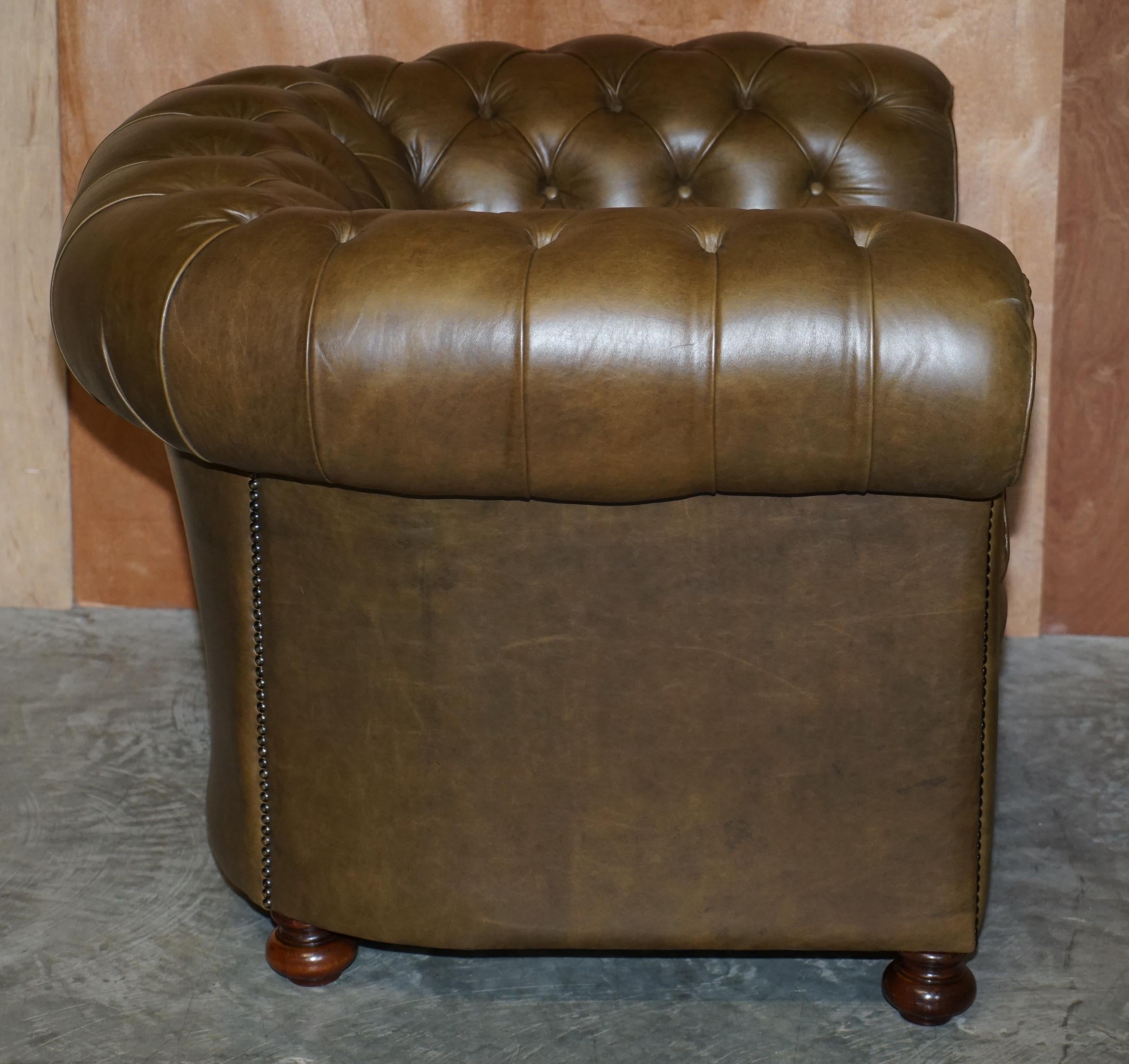 Superbe canapé et fauteuil Chesterfield entièrement touffeté en cuir vert olive en vente 11