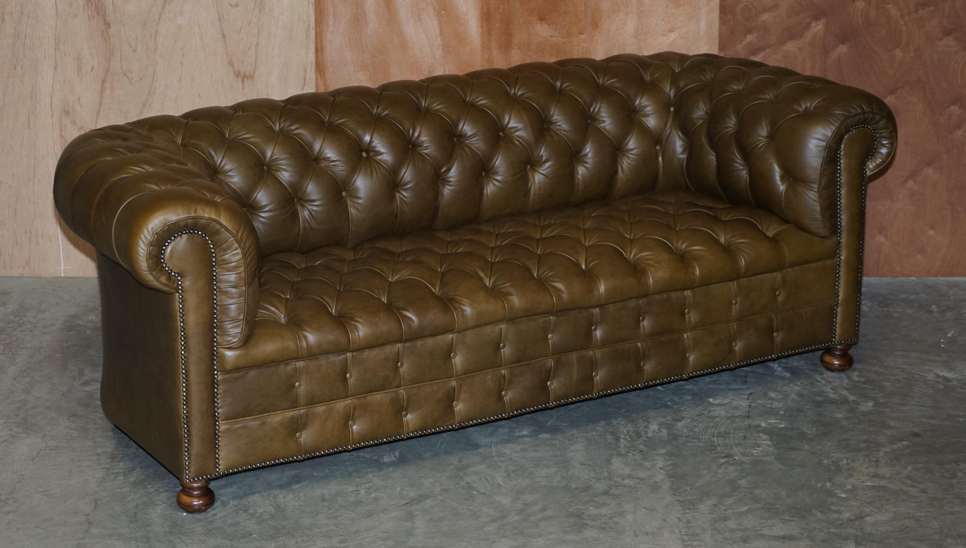 Nous sommes ravis d'offrir à la vente ce superbe ensemble de canapé et de fauteuil Chesterfield en cuir vert olive des années 1960. 

Il s'agit du modèle le plus élevé de la gamme, c'est-à-dire entièrement touffeté, le cuir est plissé autour des