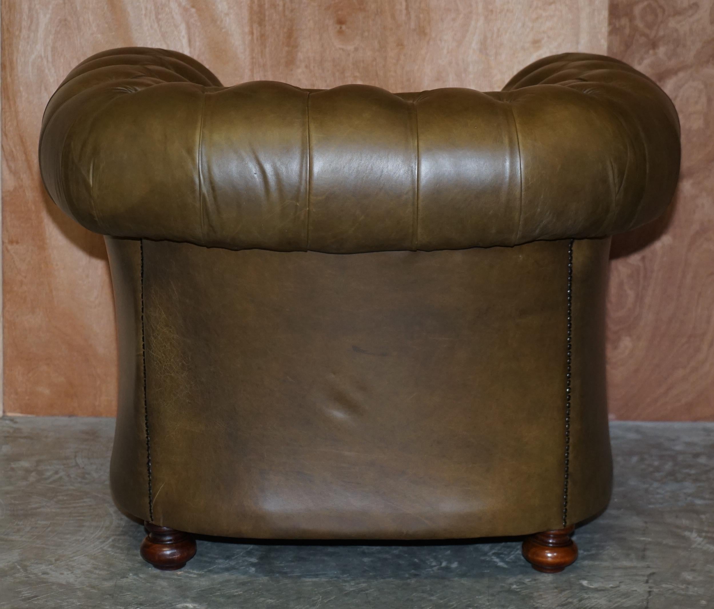 Superbe canapé et fauteuil Chesterfield entièrement touffeté en cuir vert olive en vente 12