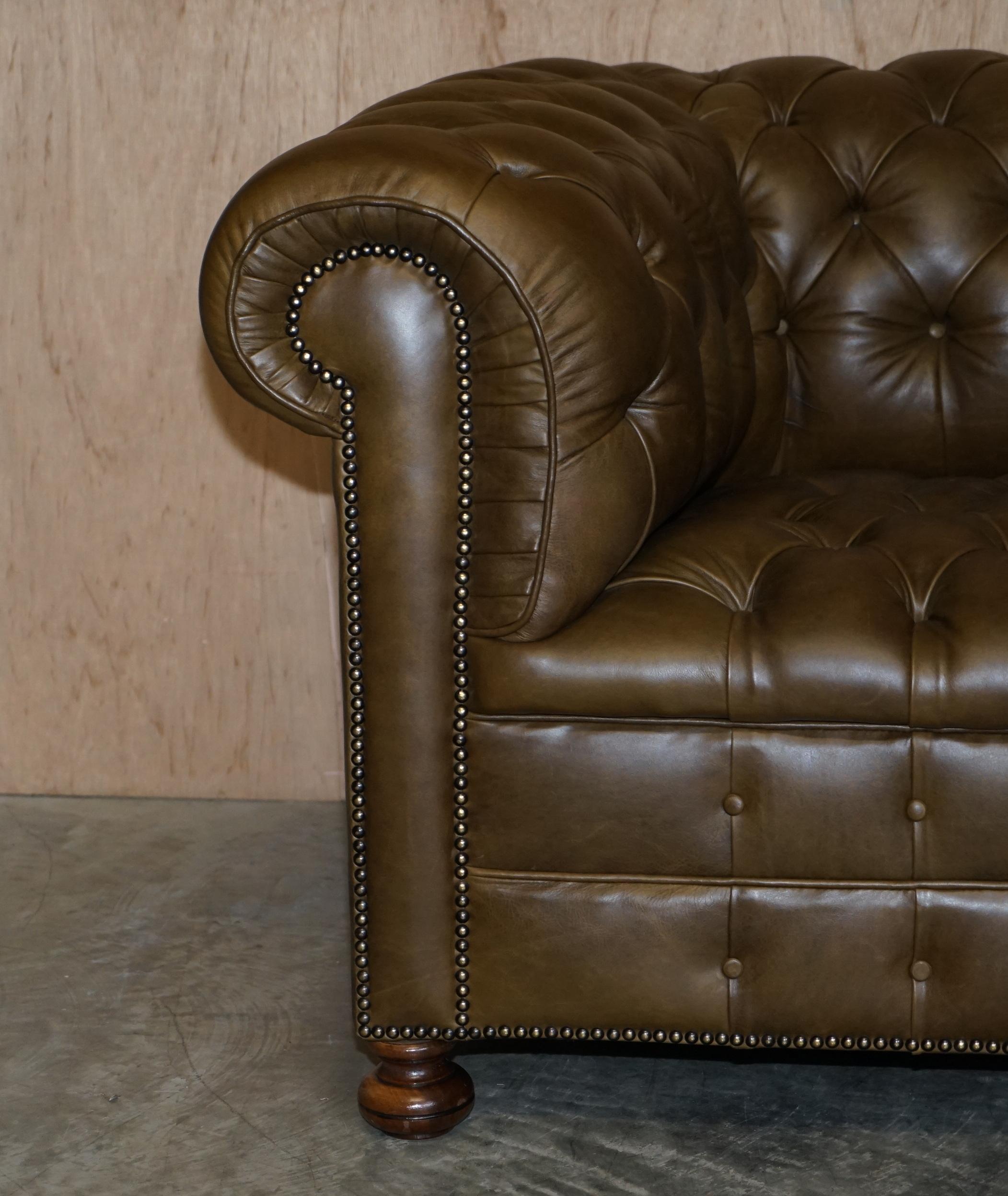 Mid-Century Modern Superbe canapé et fauteuil Chesterfield entièrement touffeté en cuir vert olive en vente