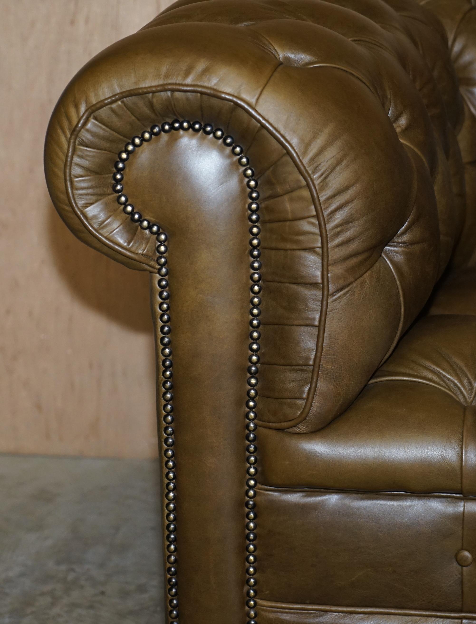 Anglais Superbe canapé et fauteuil Chesterfield entièrement touffeté en cuir vert olive en vente