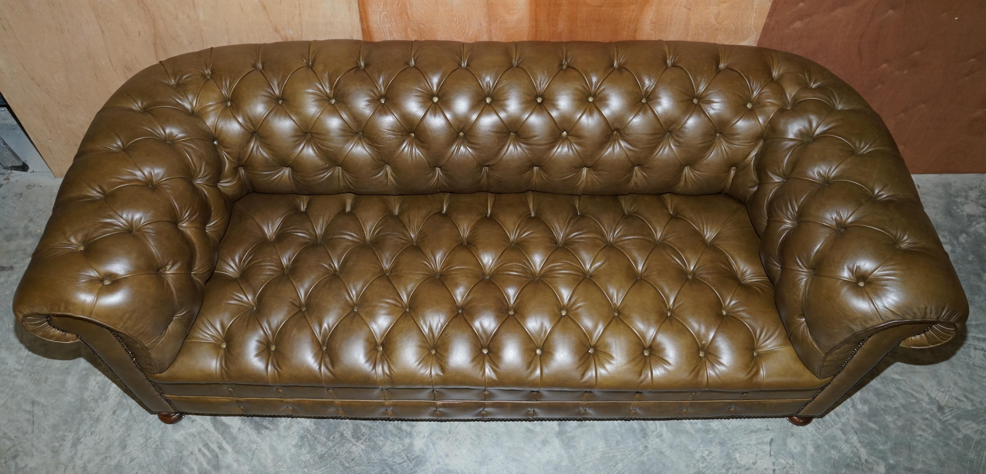 Milieu du XXe siècle Superbe canapé et fauteuil Chesterfield entièrement touffeté en cuir vert olive en vente