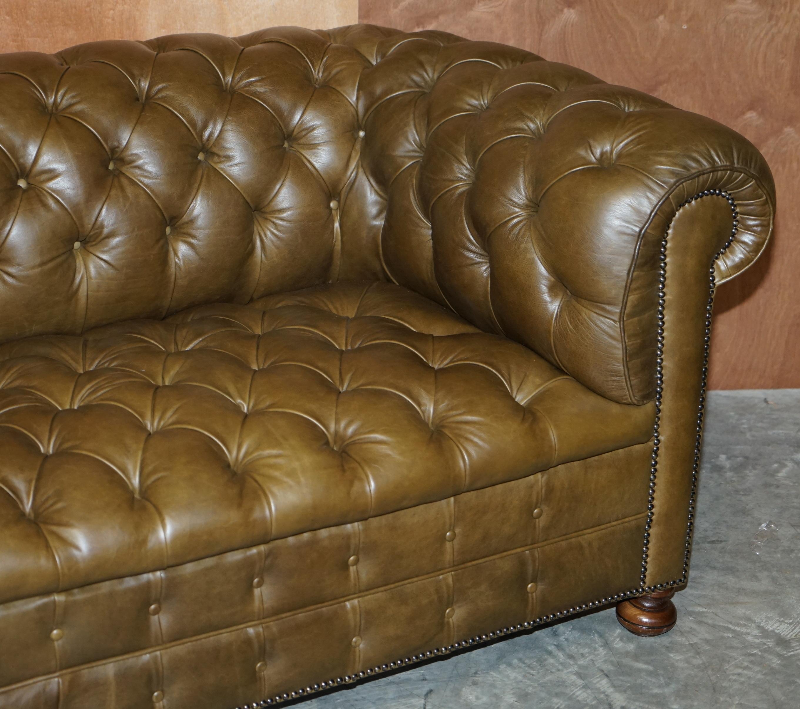 Superbe canapé et fauteuil Chesterfield entièrement touffeté en cuir vert olive en vente 1