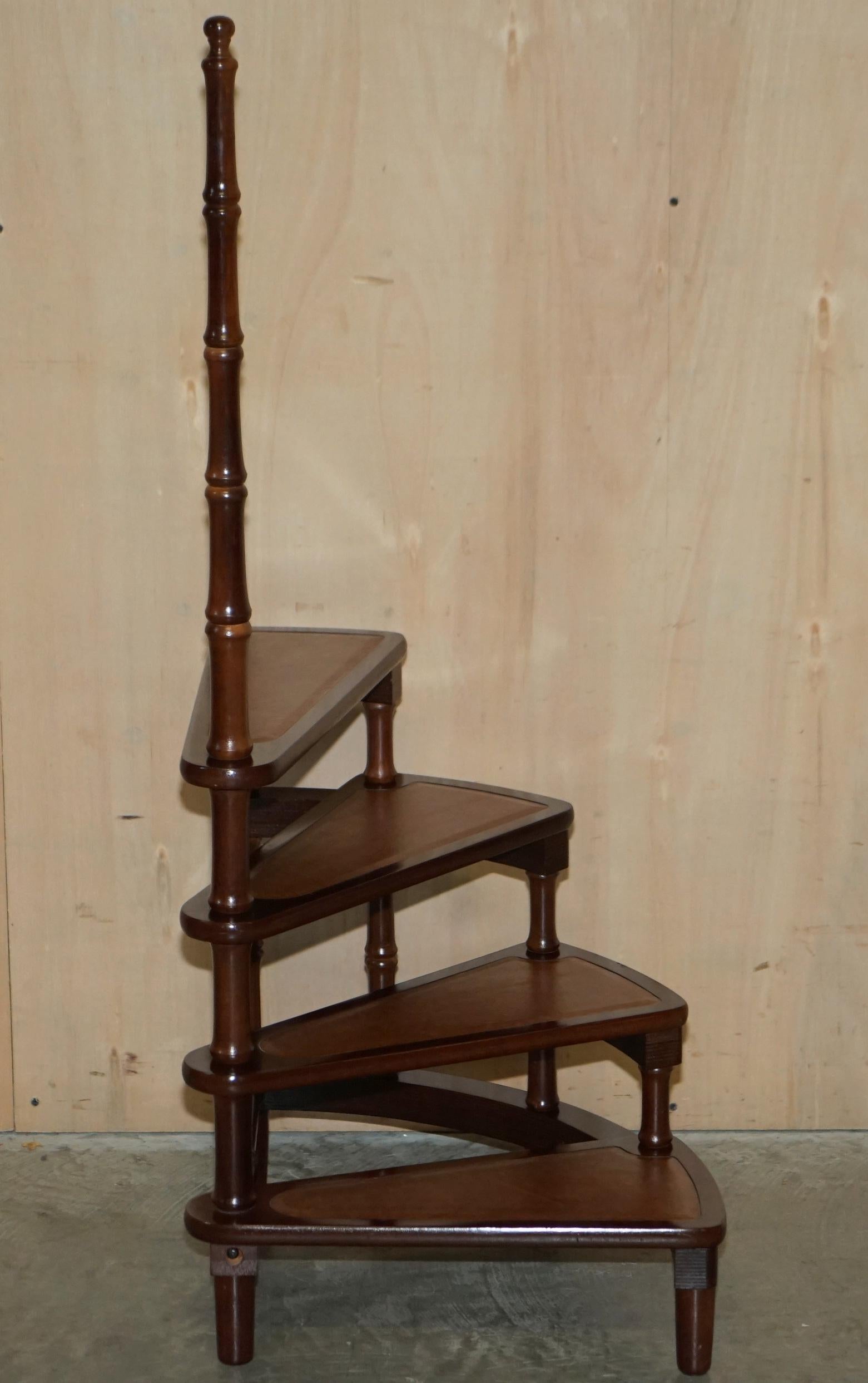 We are delighted to offer for sale this lovely Georgian style vintage hardwood & brown leather library steps 

A very good looking and decorative set of georgian style library steps, used for the functionality of accessing the top shelves on a