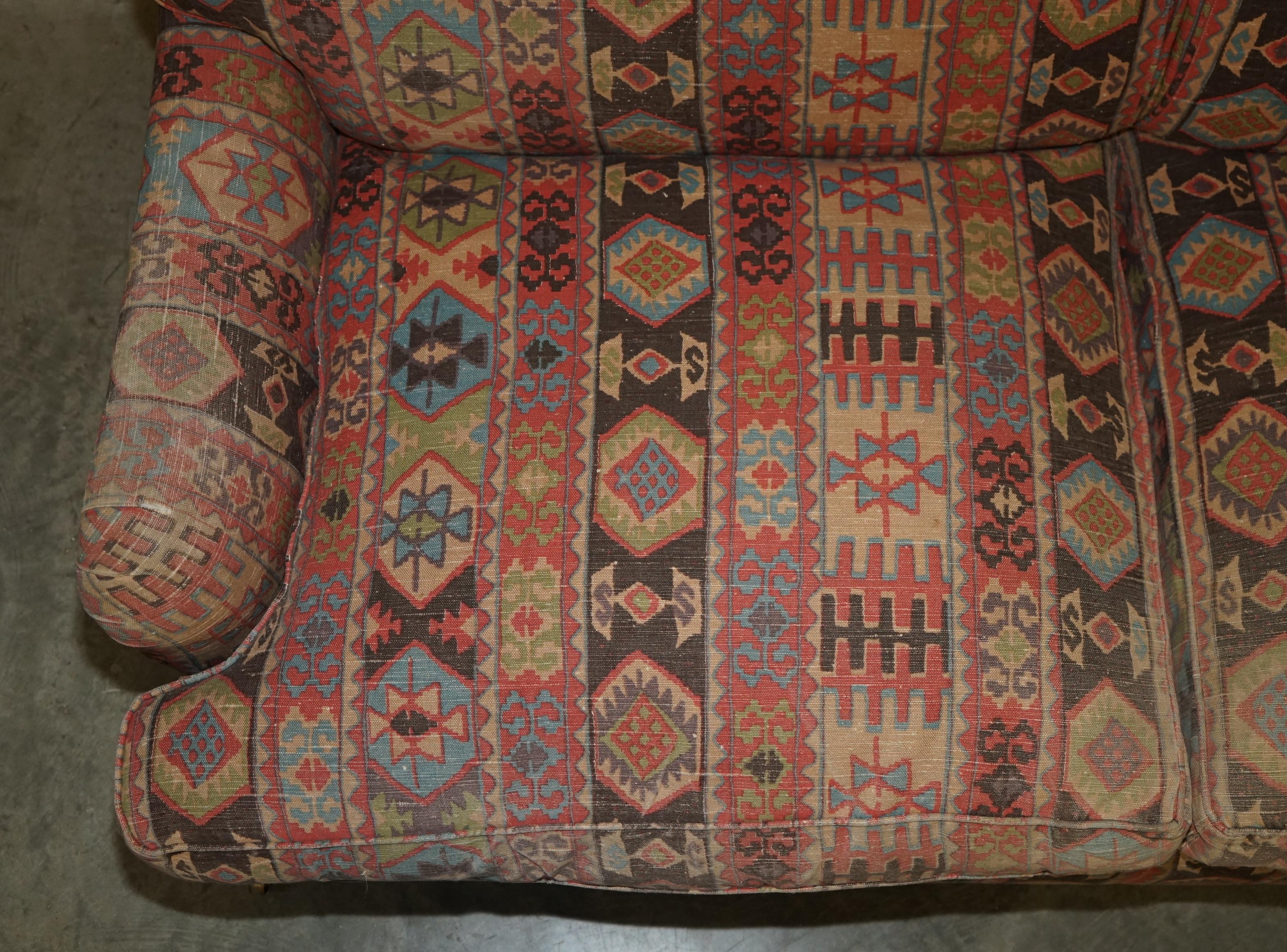 STUNNING ViNTAGE GEORGE SMITH MADE FOR LIBERTY'S LONDON KILIM THREE SEAT SOFA In Good Condition For Sale In West Sussex, Pulborough