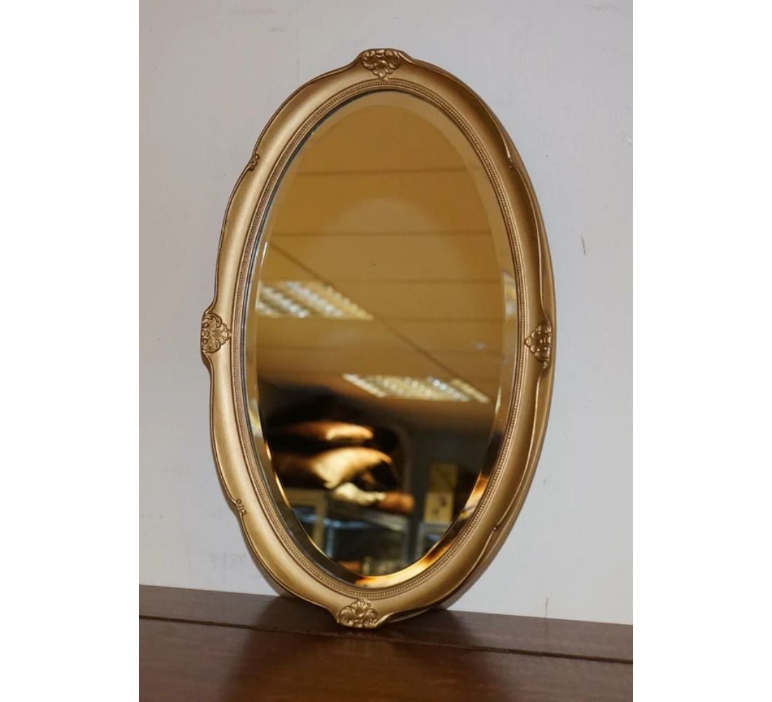 Wir freuen uns, diesen Spiegel in Gold-Antik-Finish zum Verkauf anbieten zu können. 

Dieser Spiegel ist in gutem Zustand

Abmessungen: B 44,2 x T 32,2 x H 62,5 cm

Bitte sehen Sie sich unsere Bilder an, da sie Teil der Beschreibung sind.
