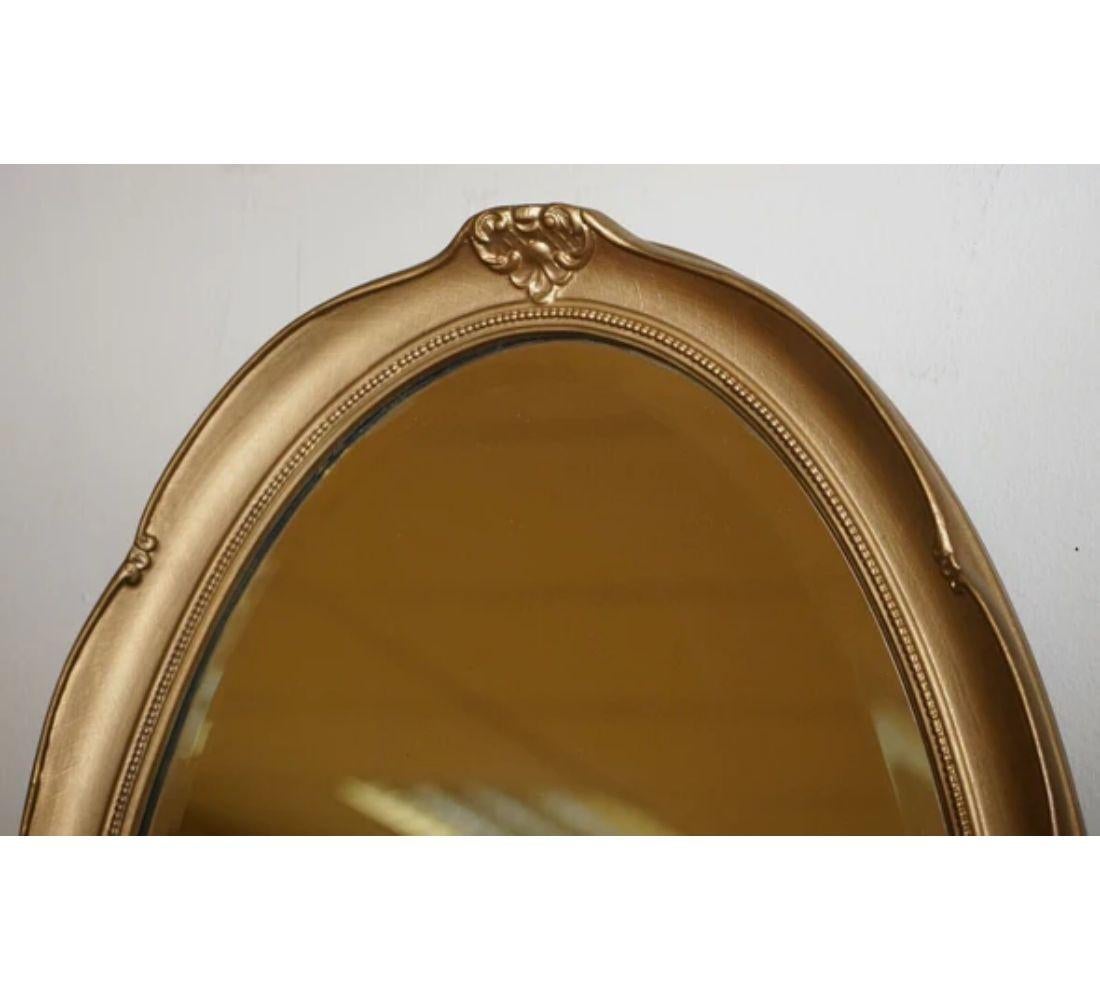 20ième siècle Superbe miroir mural ovale orné d'or vintage en vente