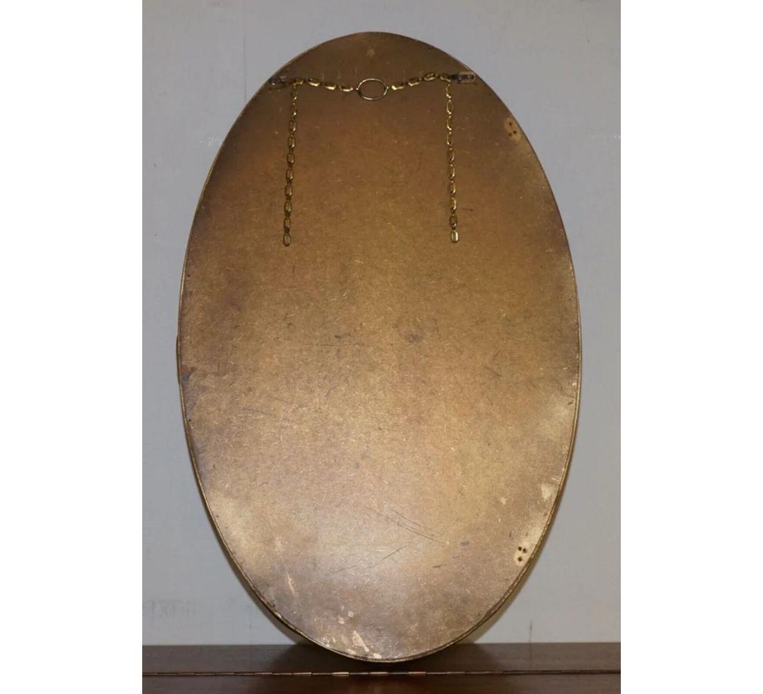 Miroir Superbe miroir mural ovale orné d'or vintage en vente