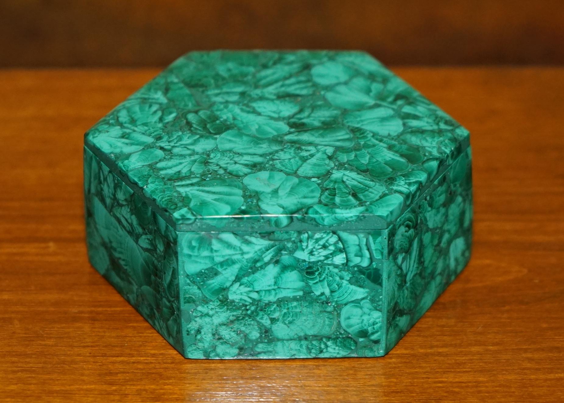 Antigüedades de la Casa Real

Royal House Antiques se complace en poner a la venta esta preciosa caja vintage de malaquita para guardar baratijas de joyería

Una pieza decorativa de buen aspecto y bien hecha, está tallada a mano y tiene un aspecto y