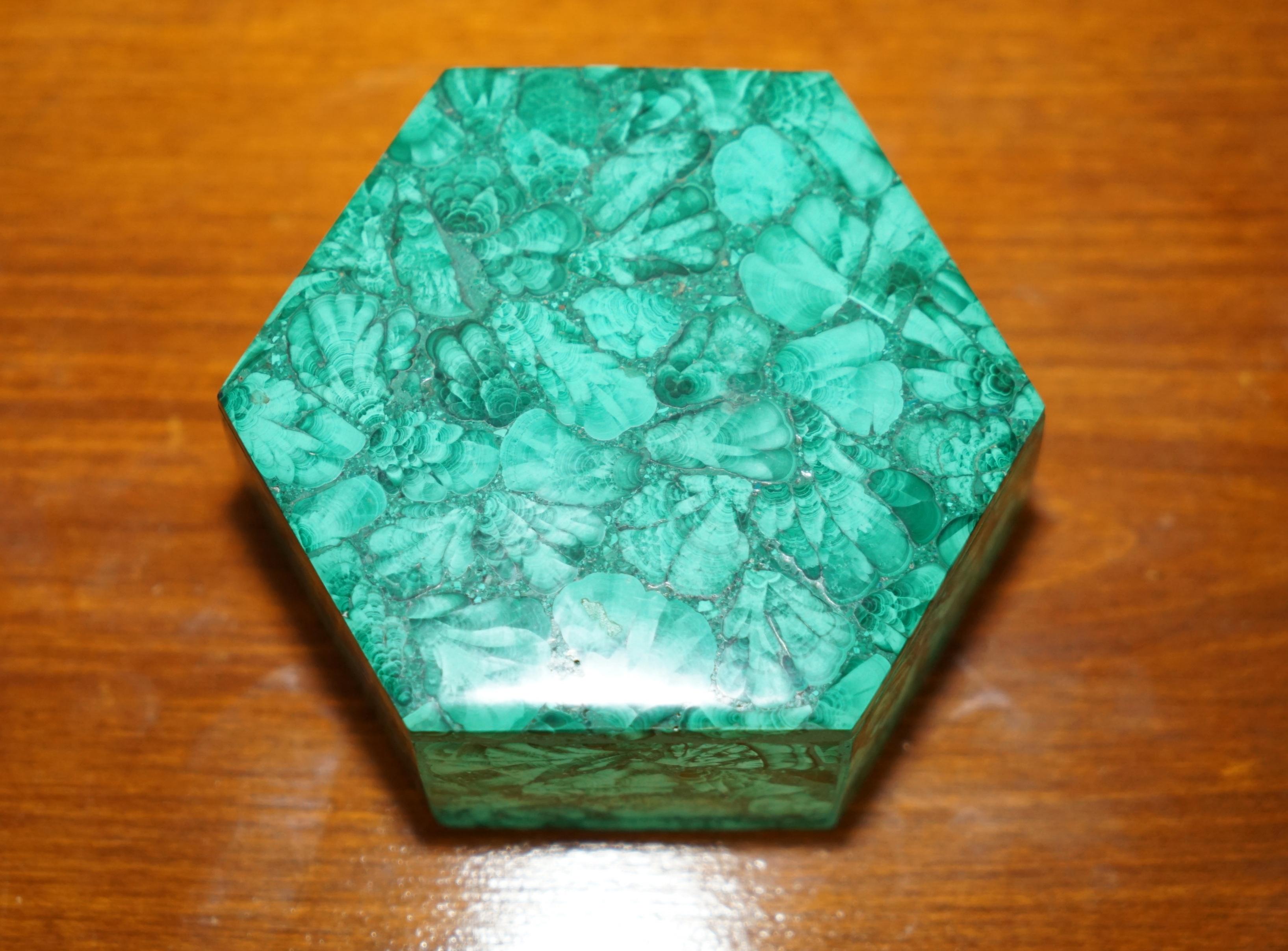 impresionante joyero de viñeta tallada a mano de malacquita maciza hEXAGONAL Art Decó en venta