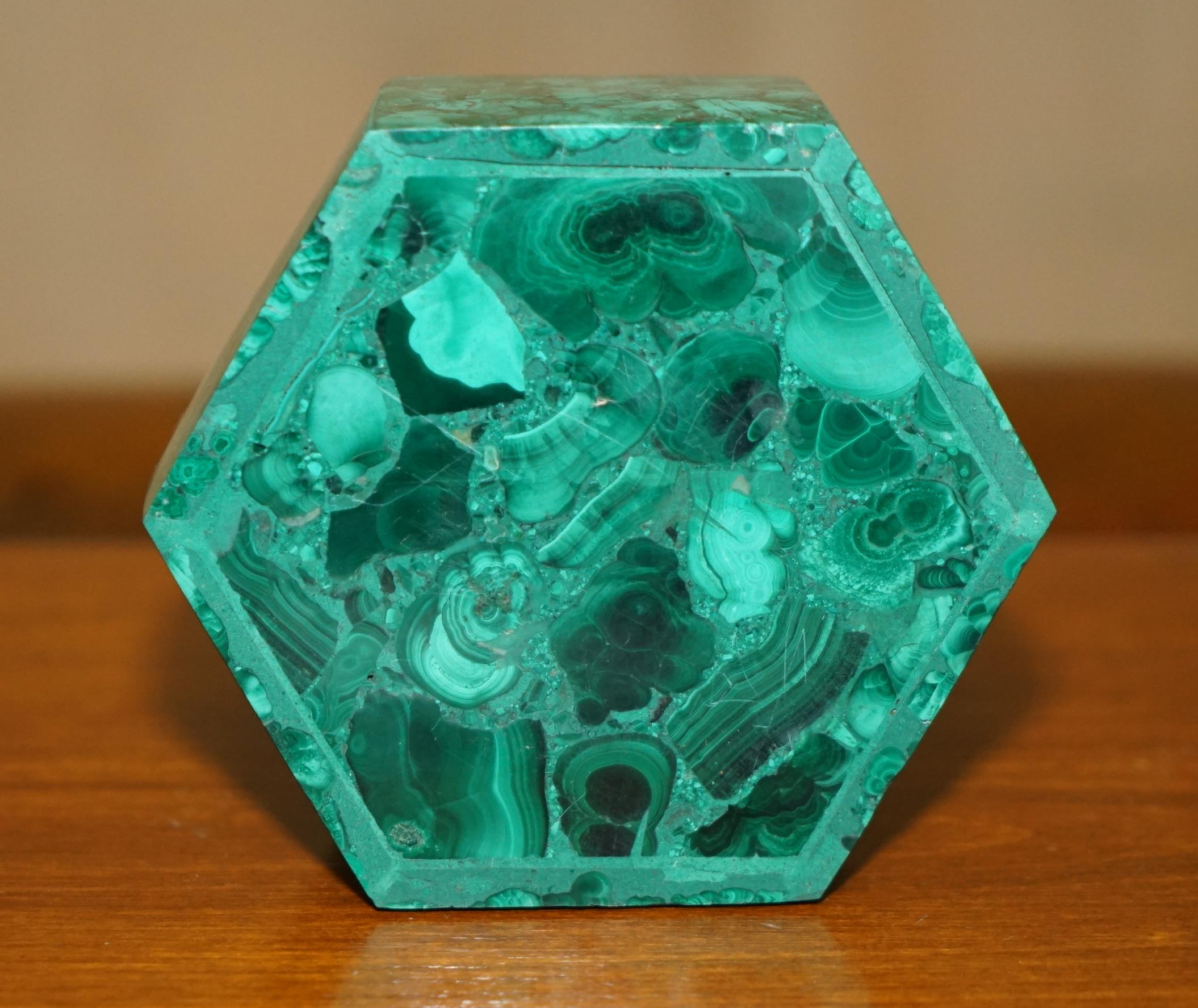 impresionante joyero de viñeta tallada a mano de malacquita maciza hEXAGONAL en Bueno estado para la venta en West Sussex, Pulborough