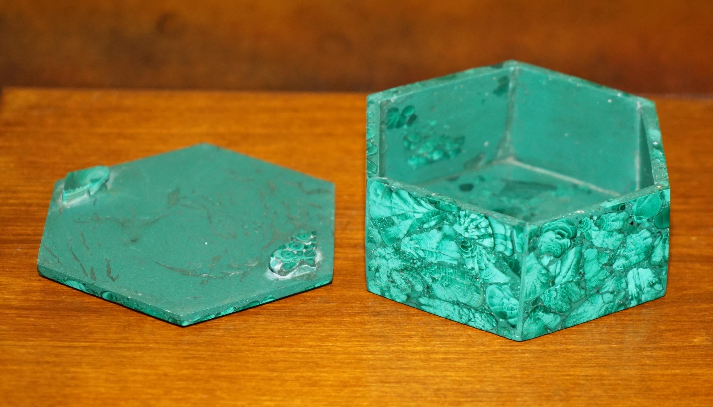 impresionante joyero de viñeta tallada a mano de malacquita maciza hEXAGONAL siglo XX en venta