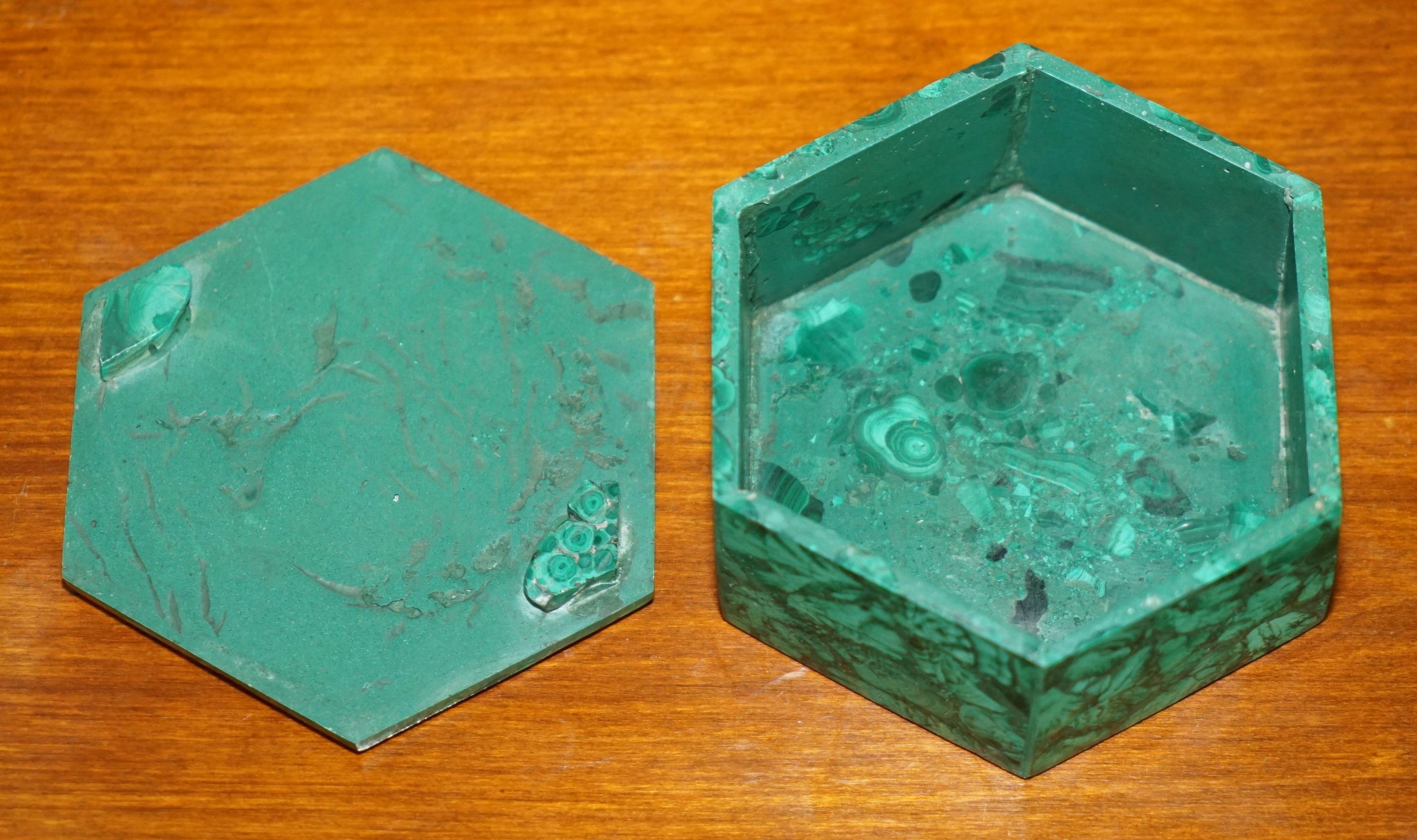 impresionante joyero de viñeta tallada a mano de malacquita maciza hEXAGONAL Malaquita en venta