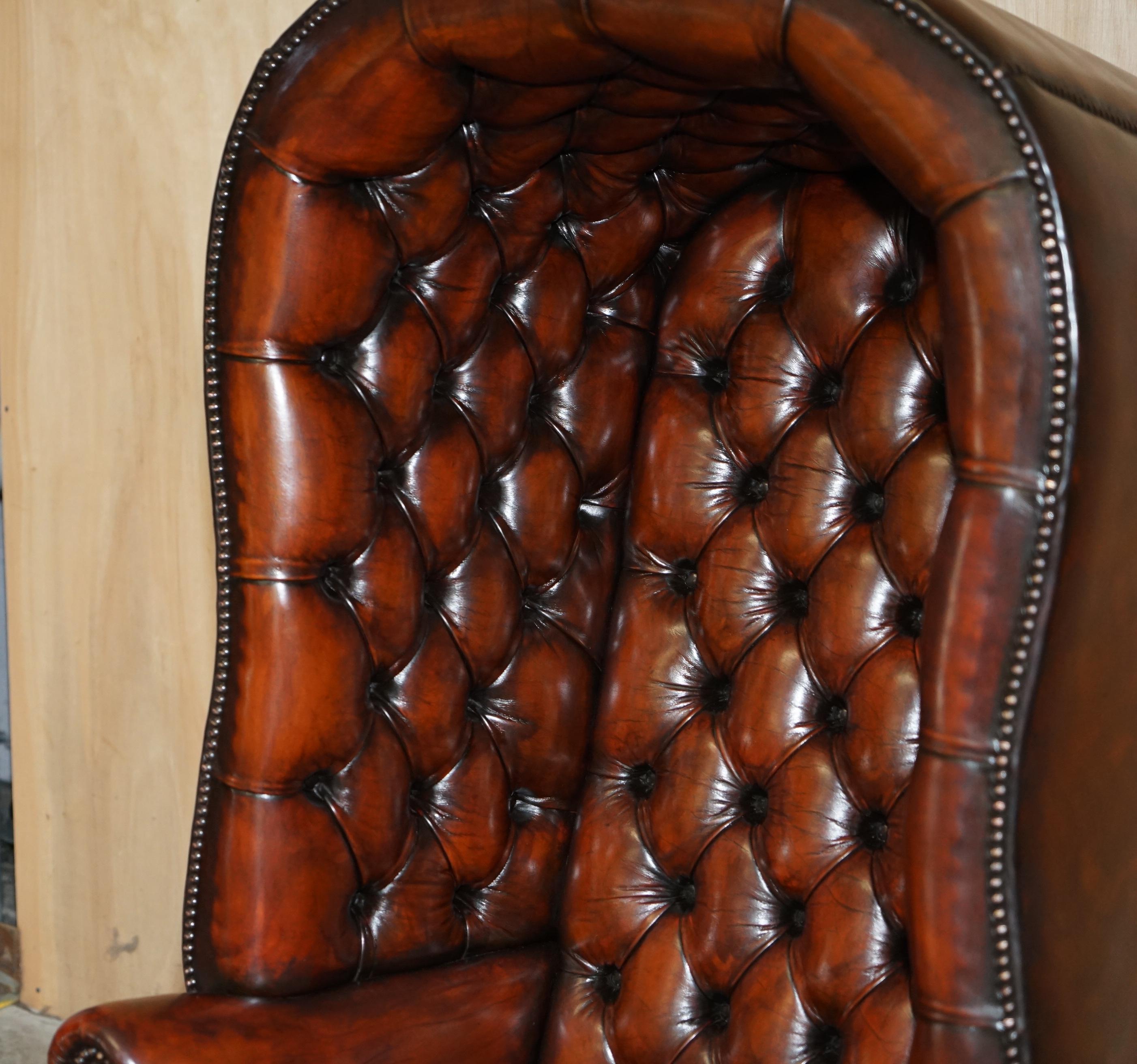 English STUNNING ViNTAGE HAND DYED BROWN LEATHER CHESTERFIELD TUFTED PORTERS ARMCHAIR For Sale