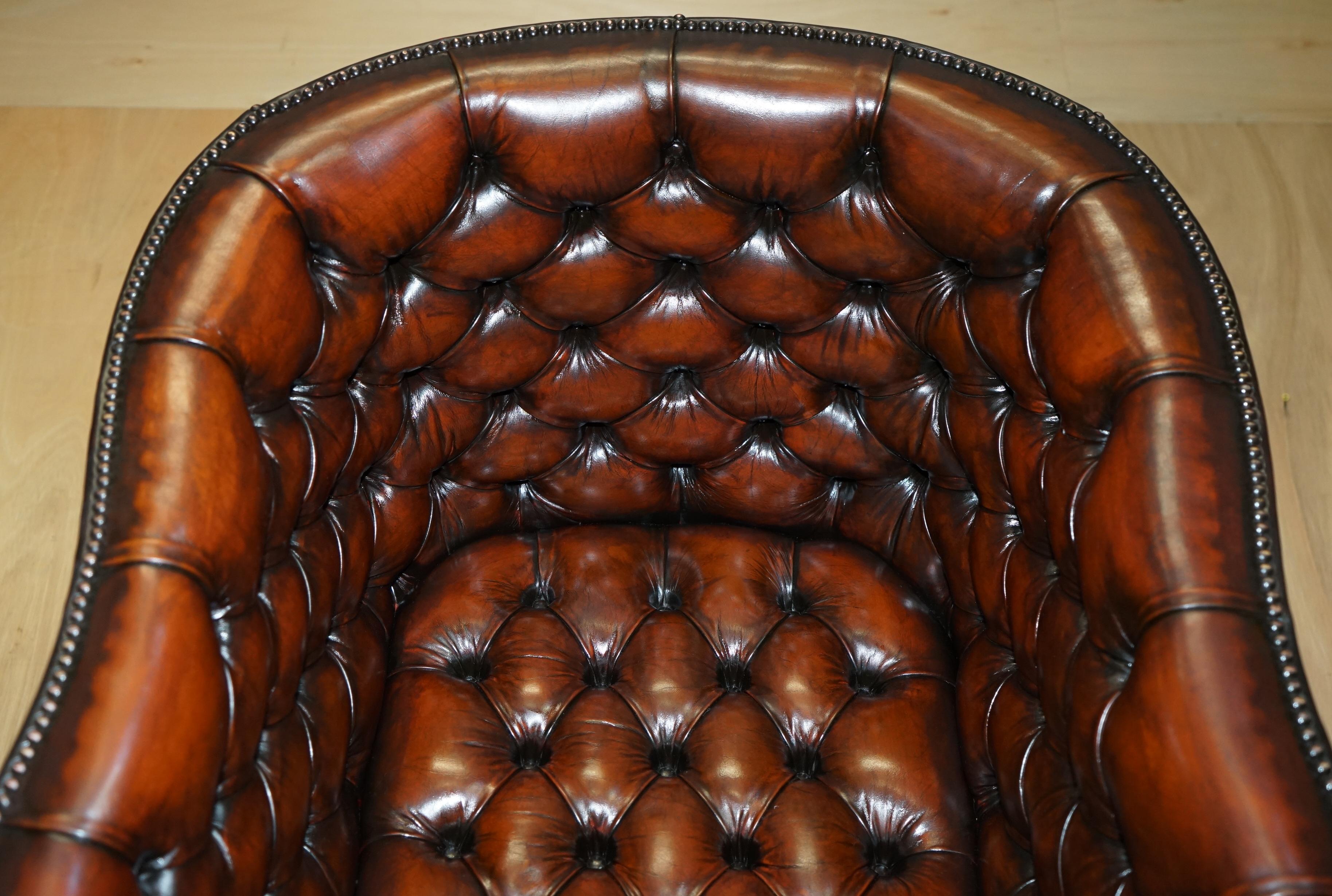 Leather STUNNING ViNTAGE HAND DYED BROWN LEATHER CHESTERFIELD TUFTED PORTERS ARMCHAIR For Sale
