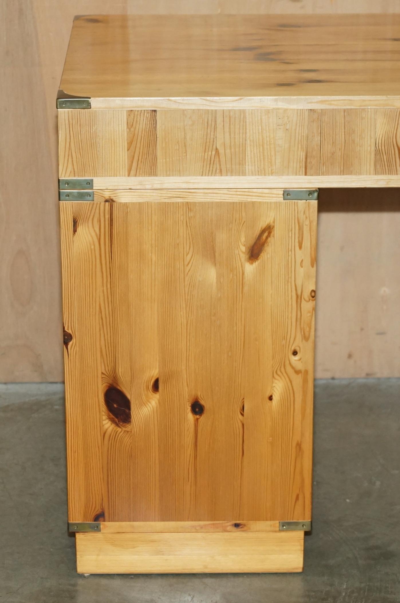 impresionante escritorio de pedestal gemelo de campaña militar de pino hecho a mano en inglaterra en venta 6