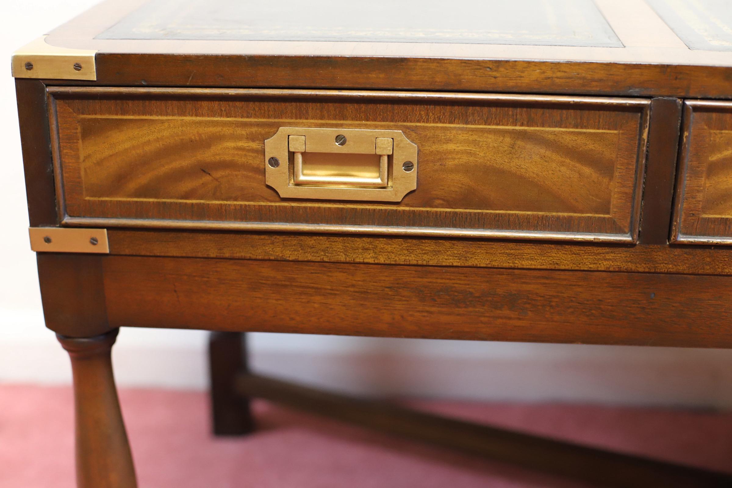 Superbe table basse de campagne militaire vintage en acajou et laiton en vente 2
