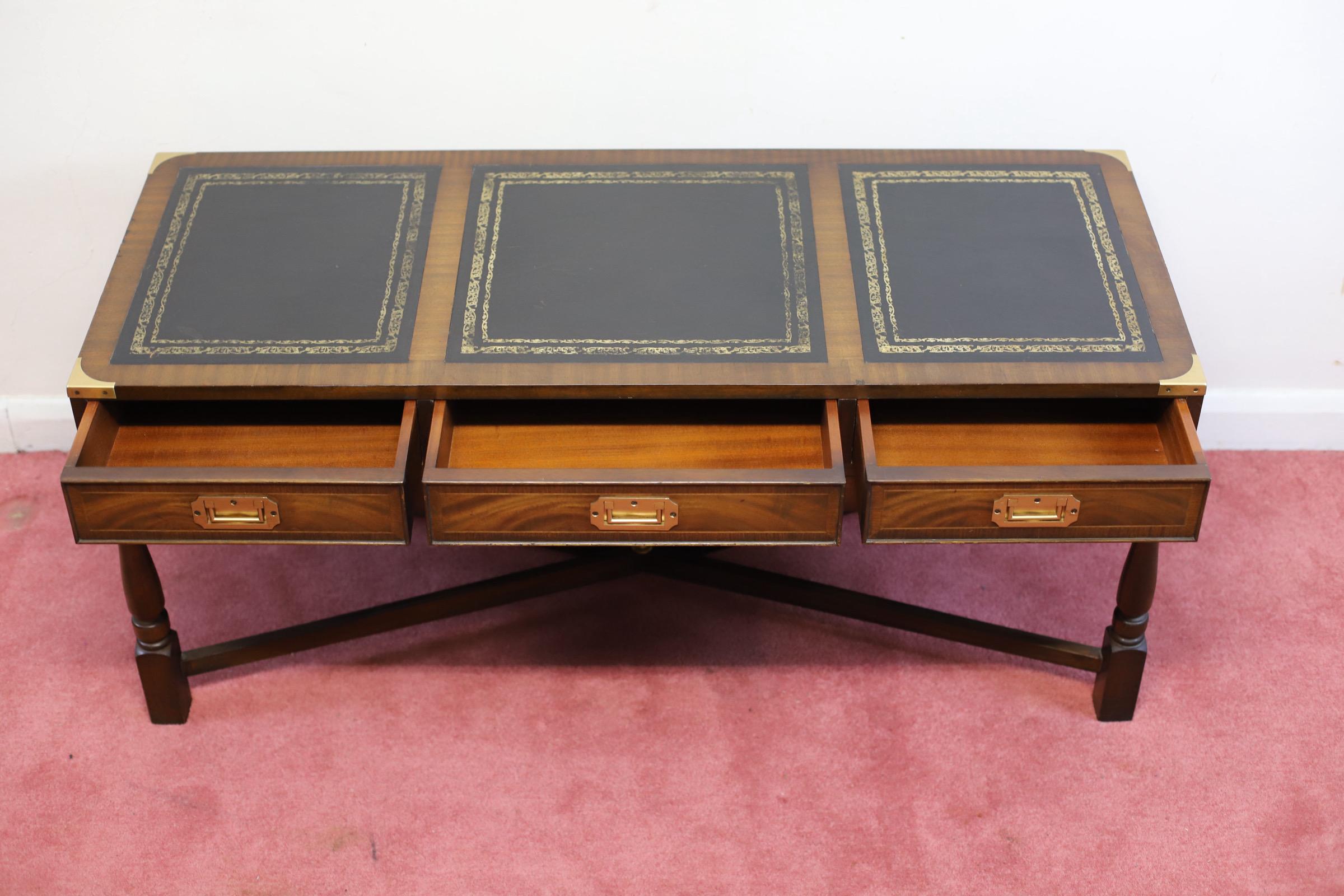 Stunning Vintage Mahogany& Brass Military Campaign Coffee Table  In Good Condition For Sale In Crawley, GB