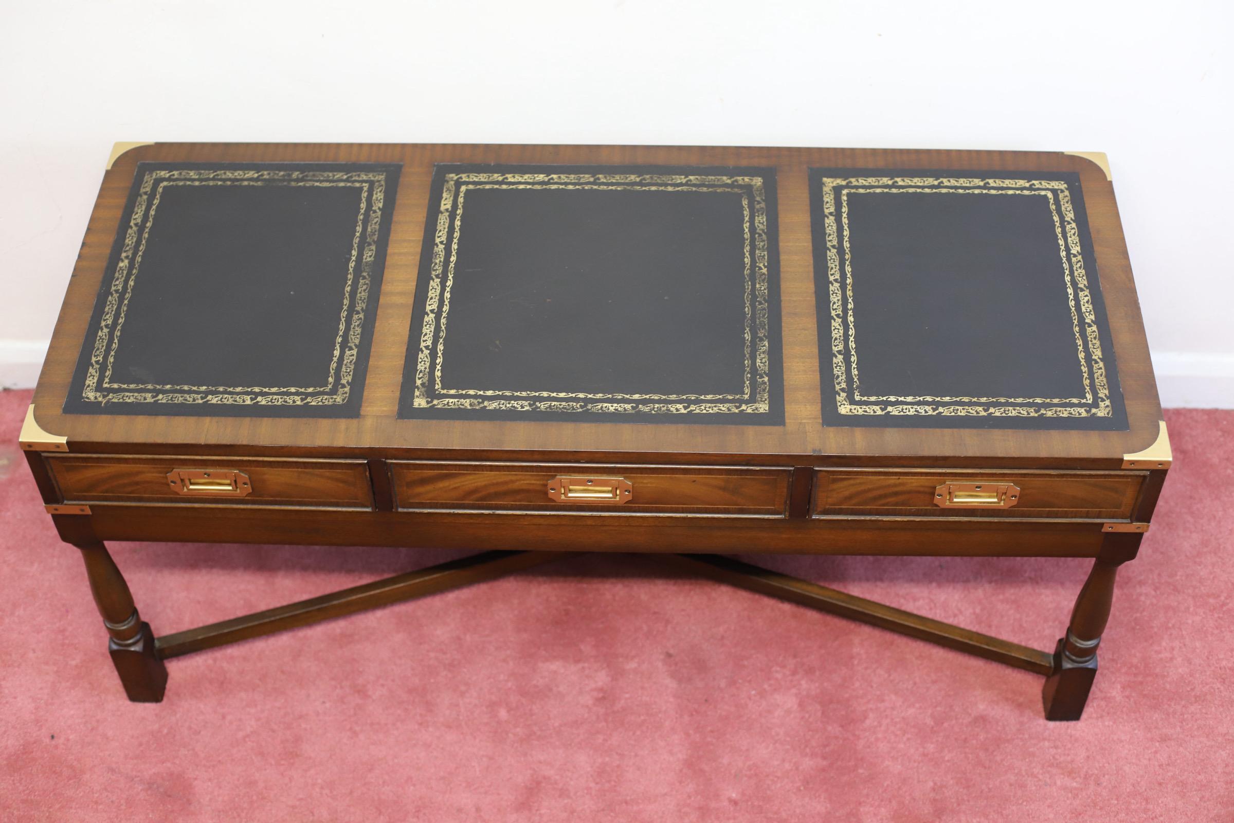 Fait main Superbe table basse de campagne militaire vintage en acajou et laiton en vente