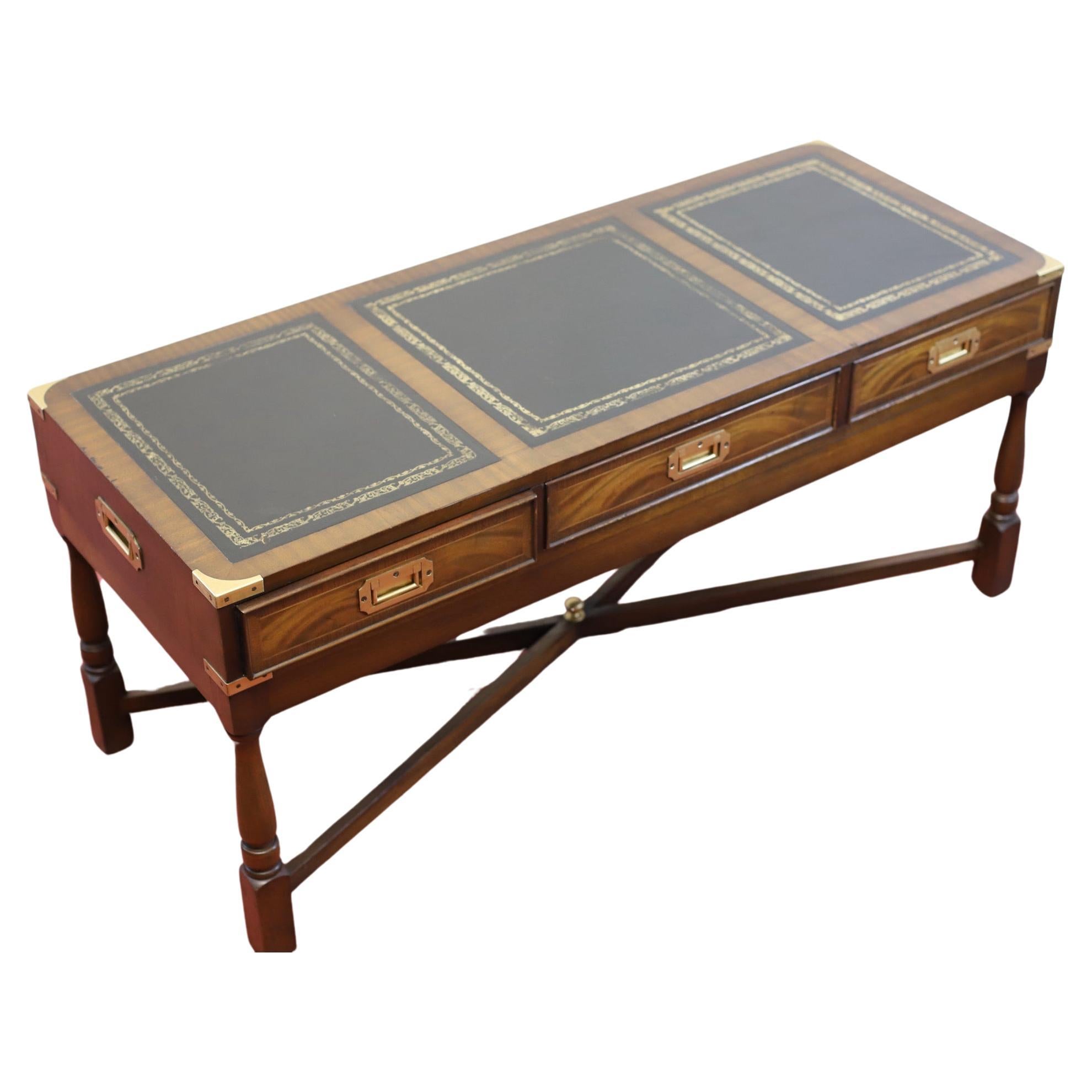 Superbe table basse de campagne militaire vintage en acajou et laiton 