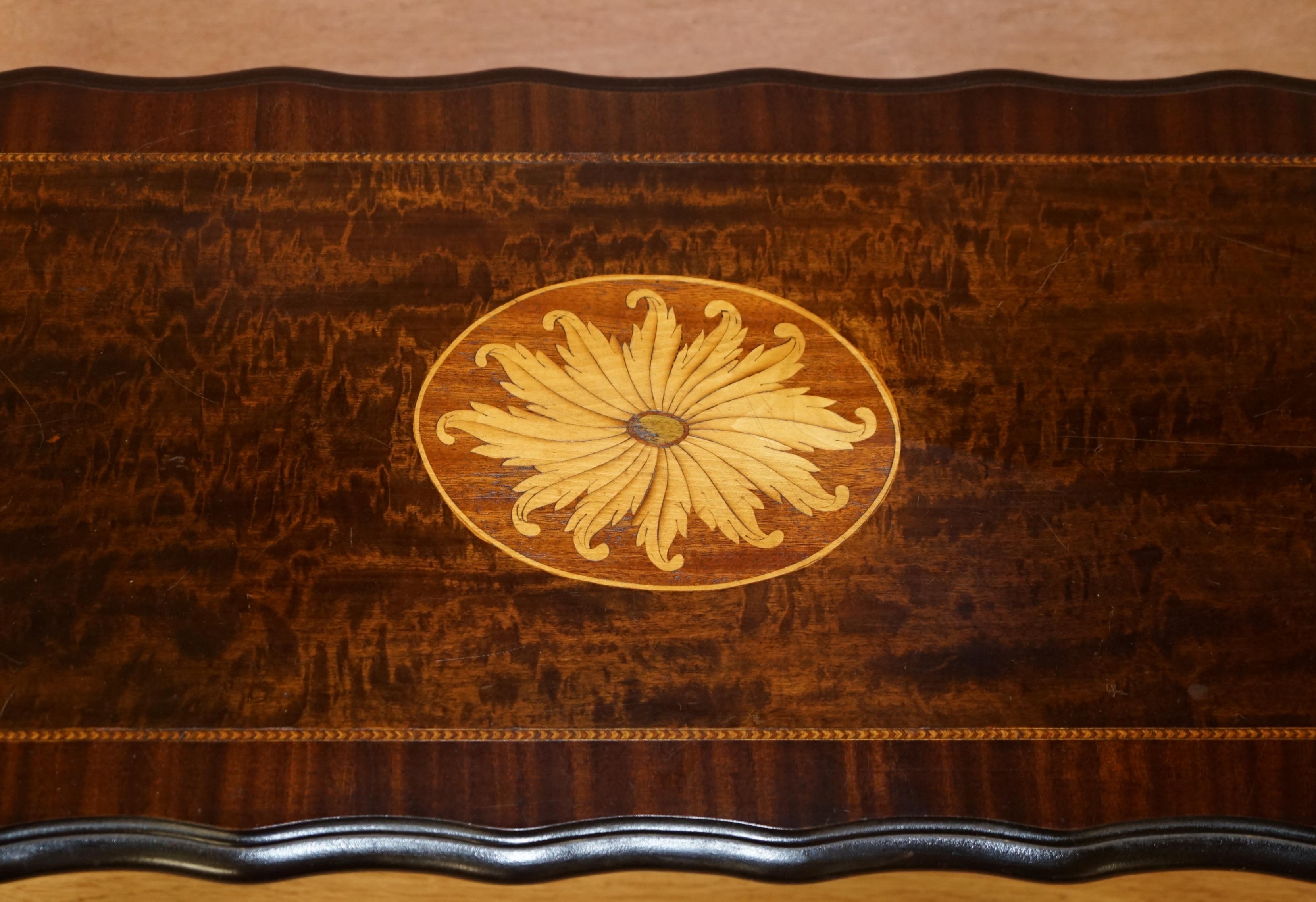 Stunning Vintage Hardwood & Satinwood Sheraton Revival Coffee or Cocktail Table In Good Condition For Sale In West Sussex, Pulborough