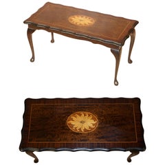 Impresionante mesa de centro o de cóctel vintage Sheraton Revival de madera dura y satinada