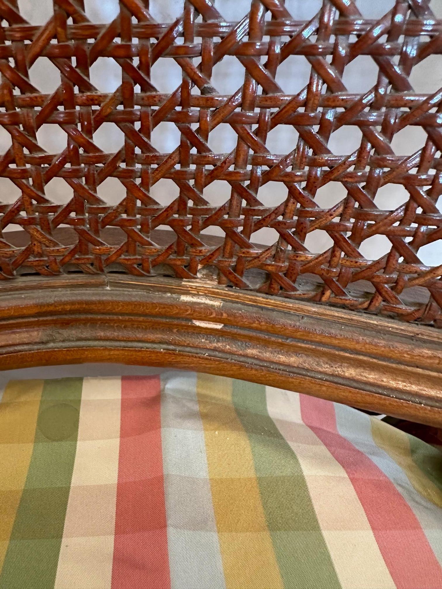Superbe table de salle à manger ronde de style français et 8 chaises en vente 4