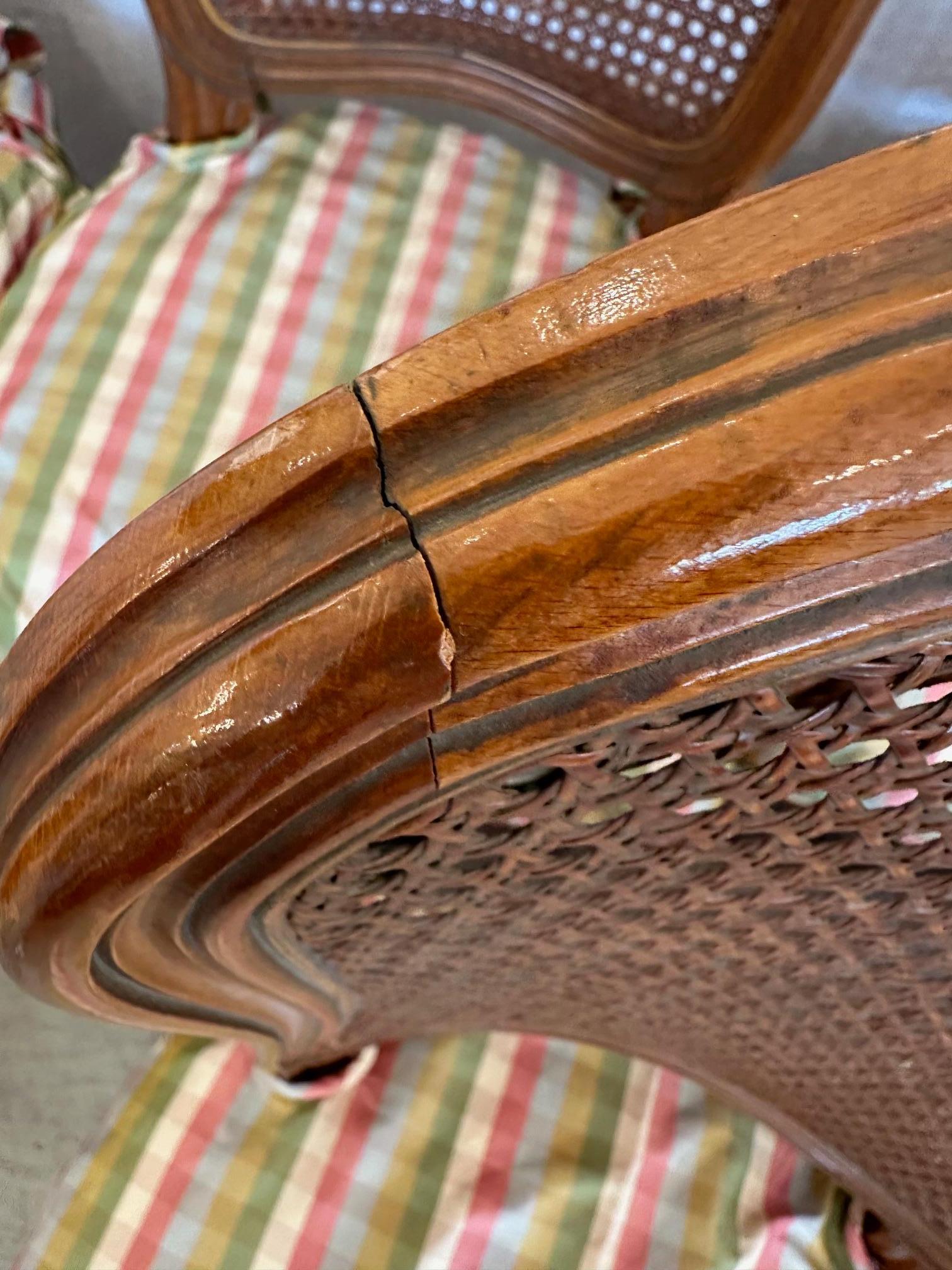 Superbe table de salle à manger ronde de style français et 8 chaises en vente 7