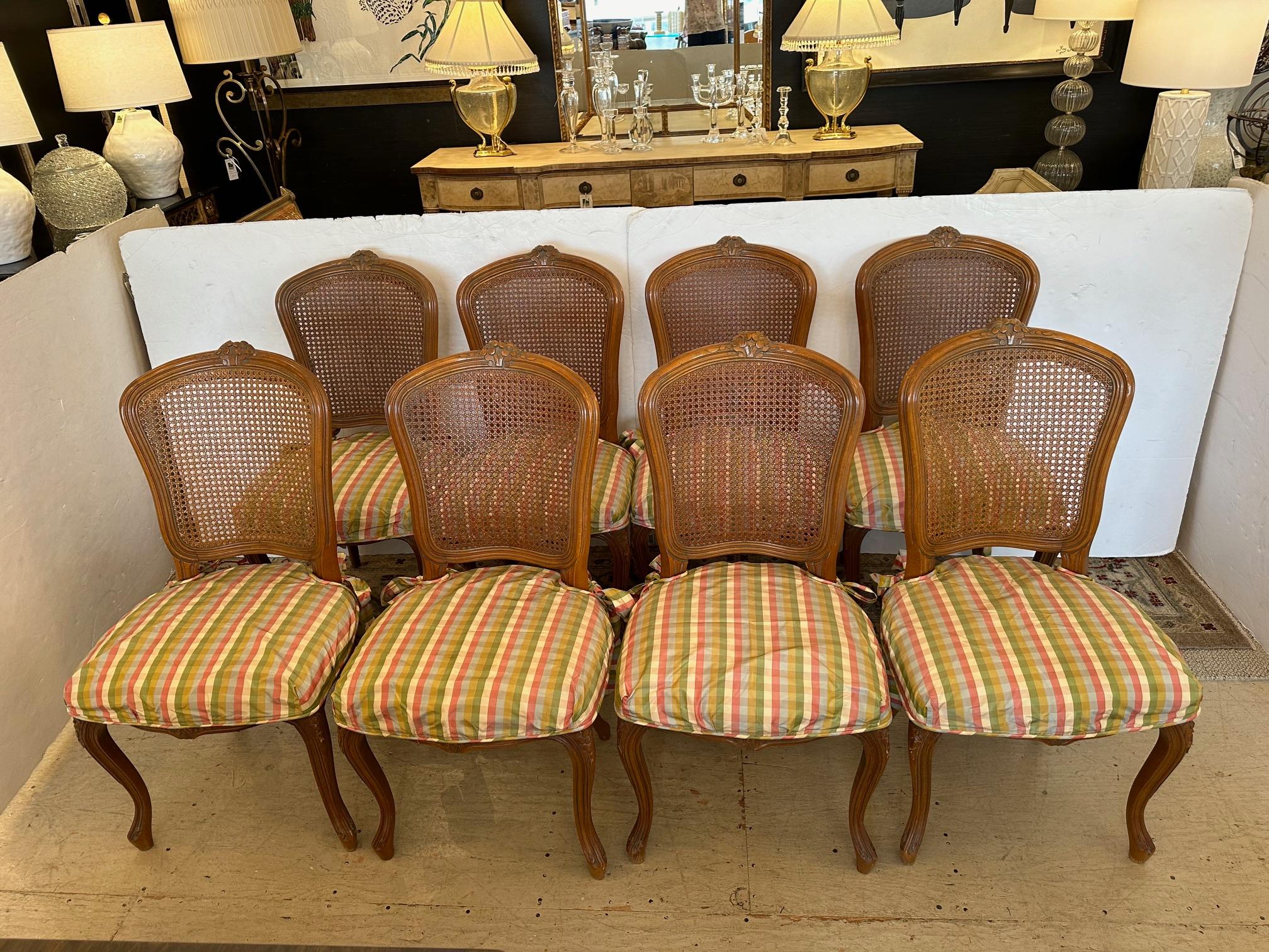 Superbe table de salle à manger ronde de style français et 8 chaises en vente 9