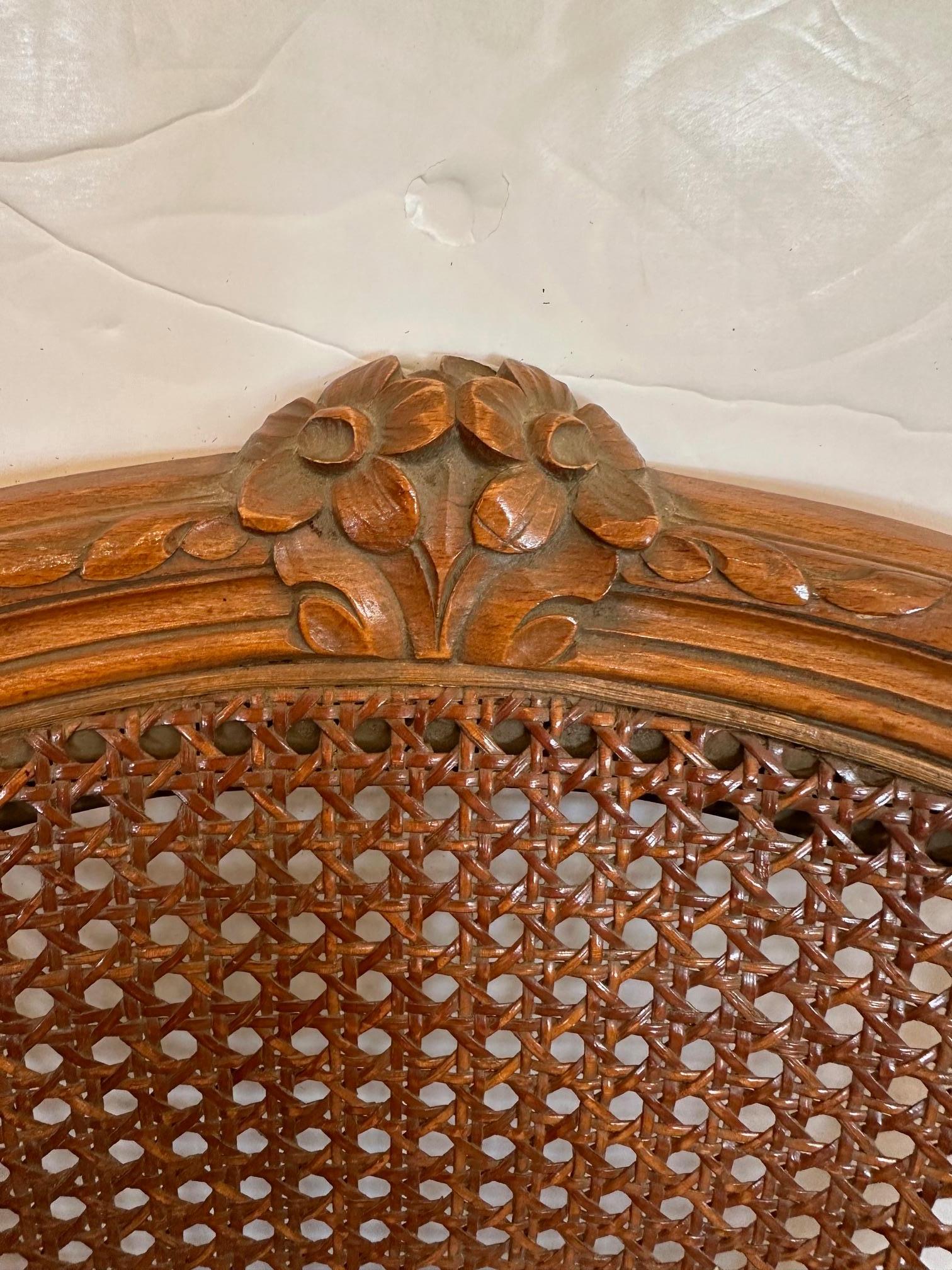 Superbe table de salle à manger ronde de style français et 8 chaises en vente 10