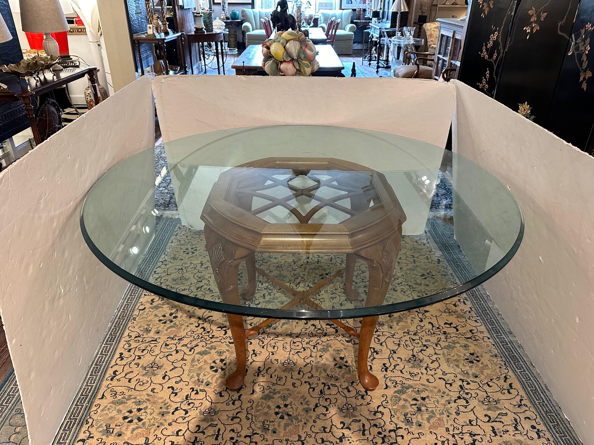 Magnifique ensemble de salle à manger français de style Louis XVI en érable sculpté, avec une base de table octogonale surmontée d'un plateau en verre biseauté de 60 pouces.  Les pieds sont d'élégantes cabrioles avec un étirement inférieur, et le
