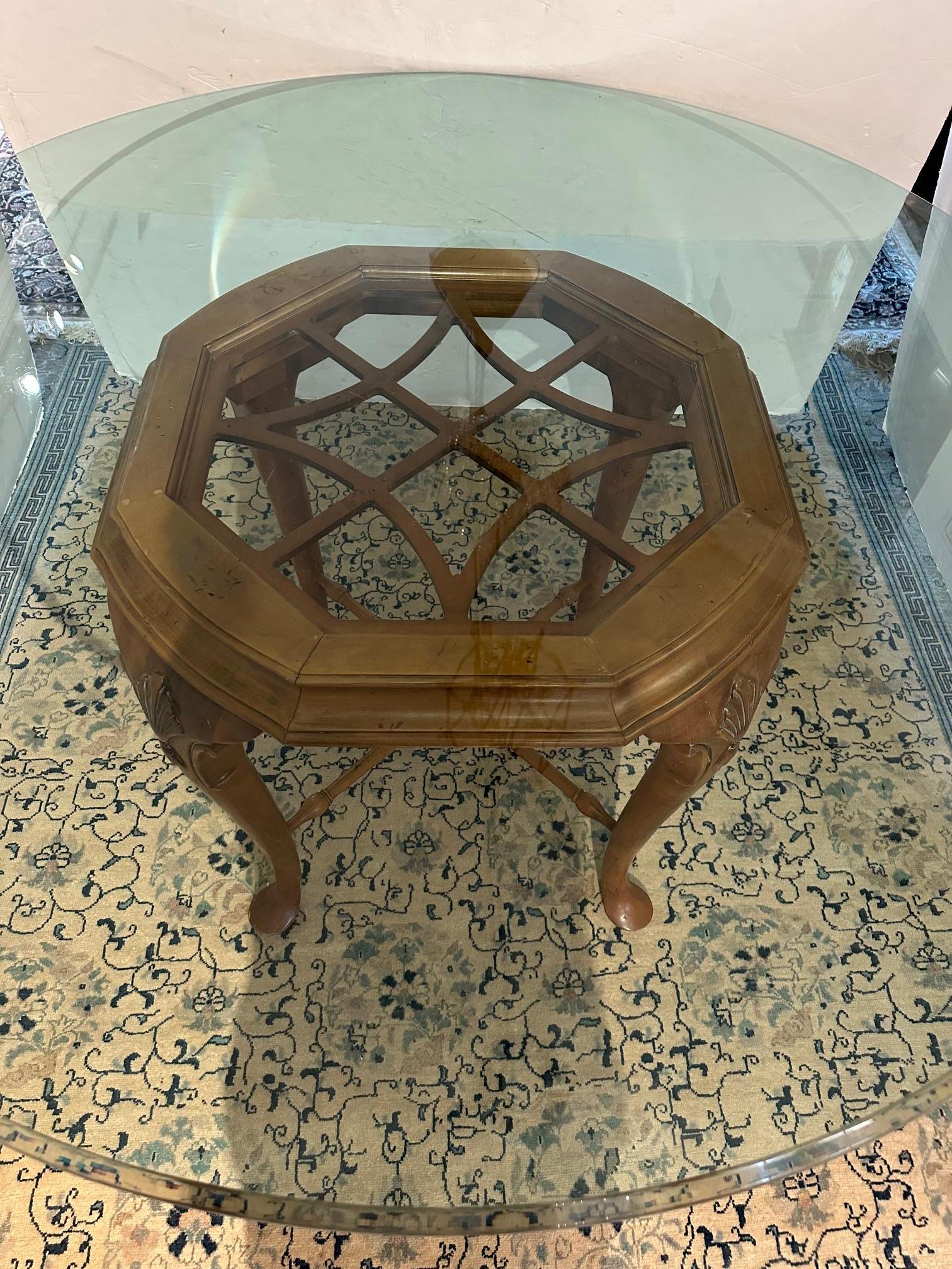 Louis XVI Superbe table de salle à manger ronde de style français et 8 chaises en vente