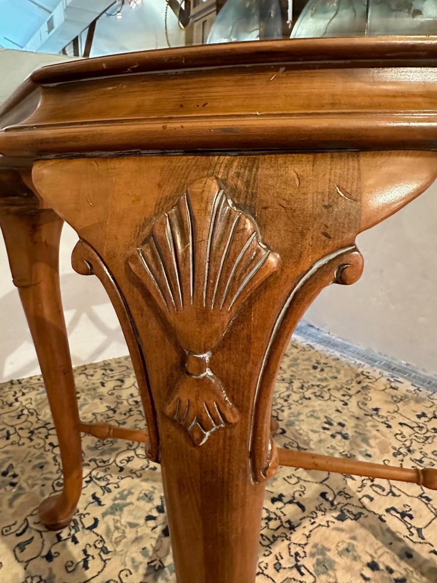 Tissu Superbe table de salle à manger ronde de style français et 8 chaises en vente