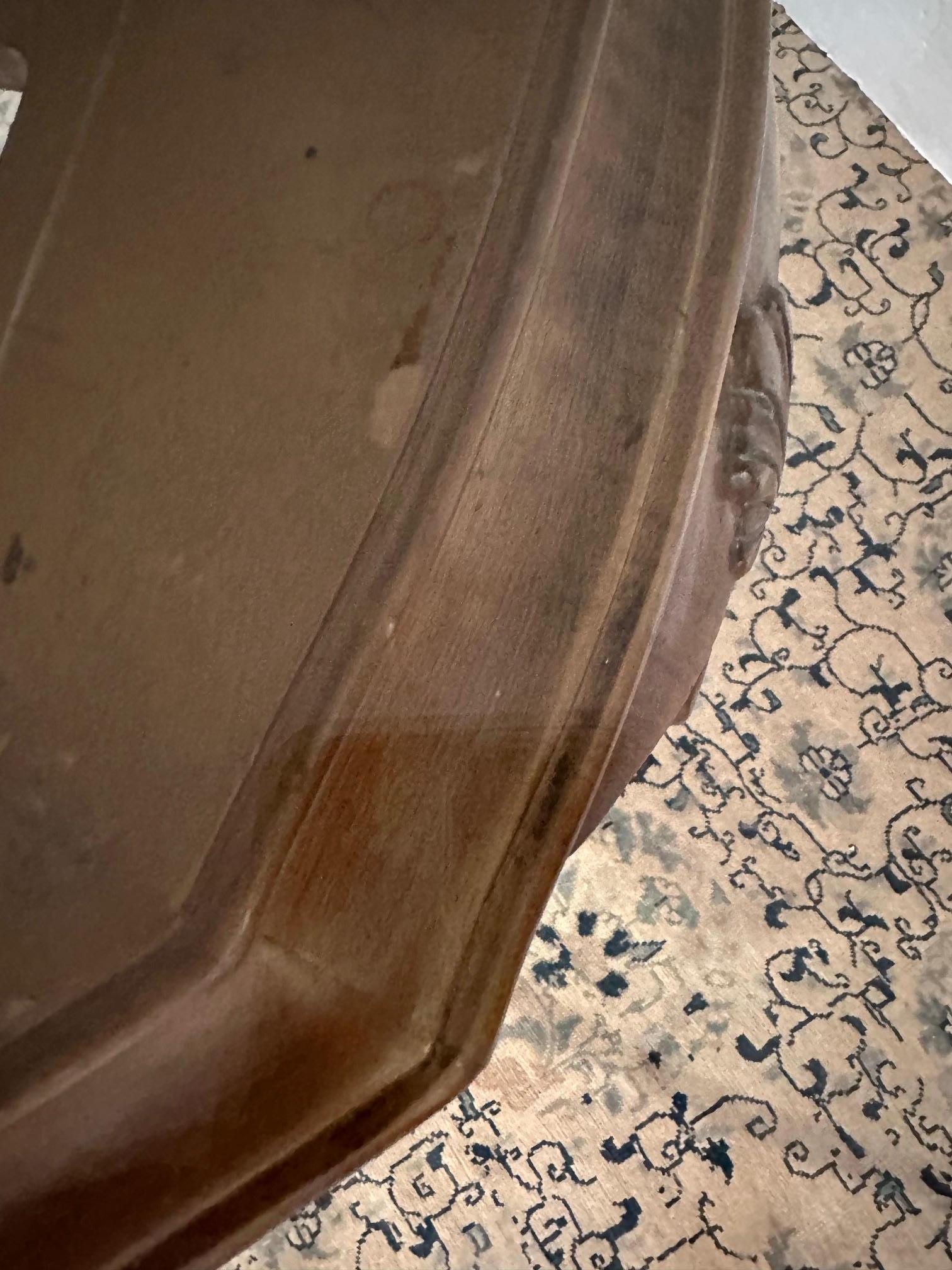 Superbe table de salle à manger ronde de style français et 8 chaises en vente 2