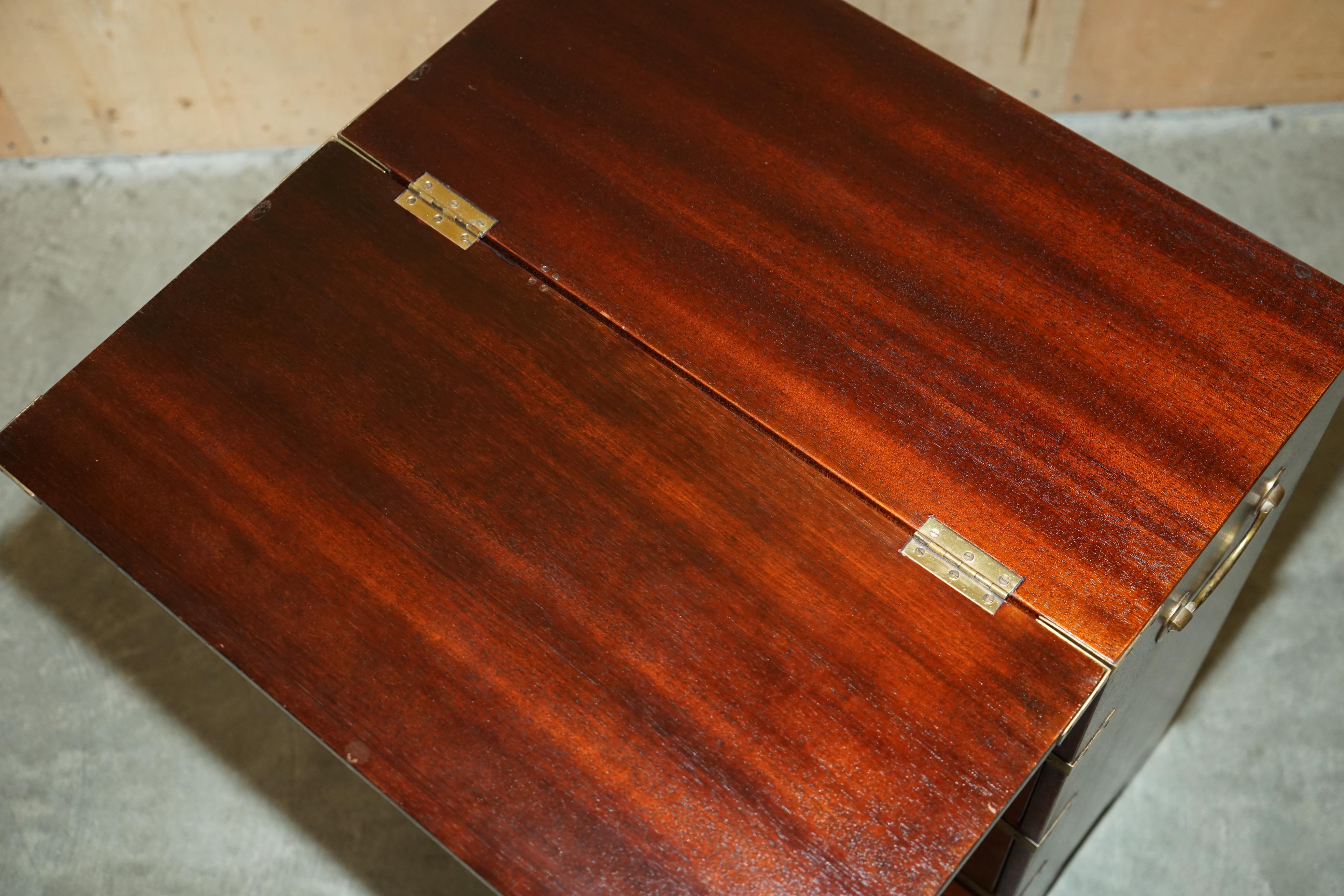 STUNNING ViNTAGE MILITARY CAMPAIGN BUTLERS TABLE CHEST OF DRAWERS EXTENDING TOP For Sale 6
