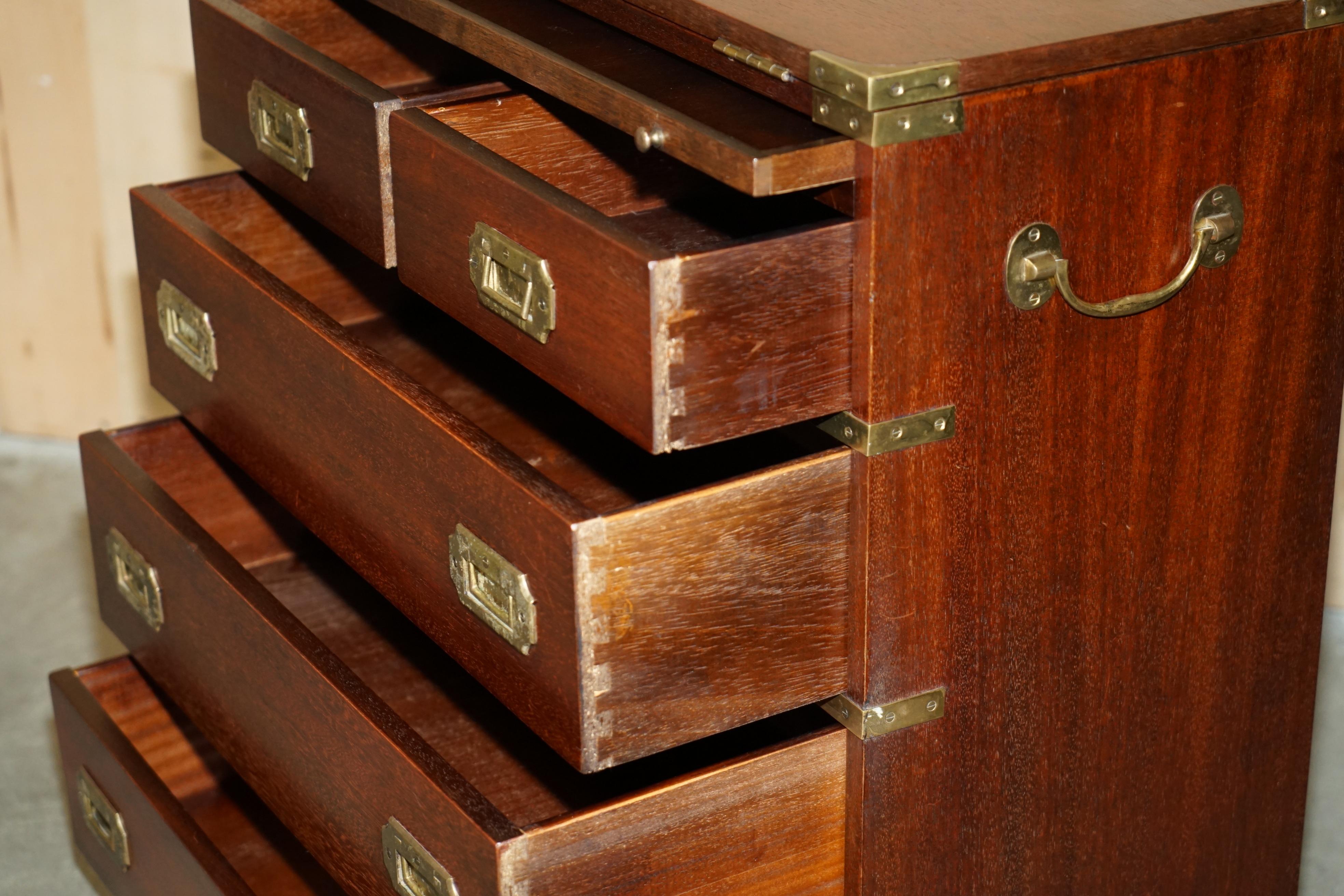 STUNNING ViNTAGE MILITARY CAMPAIGN BUTLERS TABLE CHEST OF DRAWERS EXTENDING TOP For Sale 12