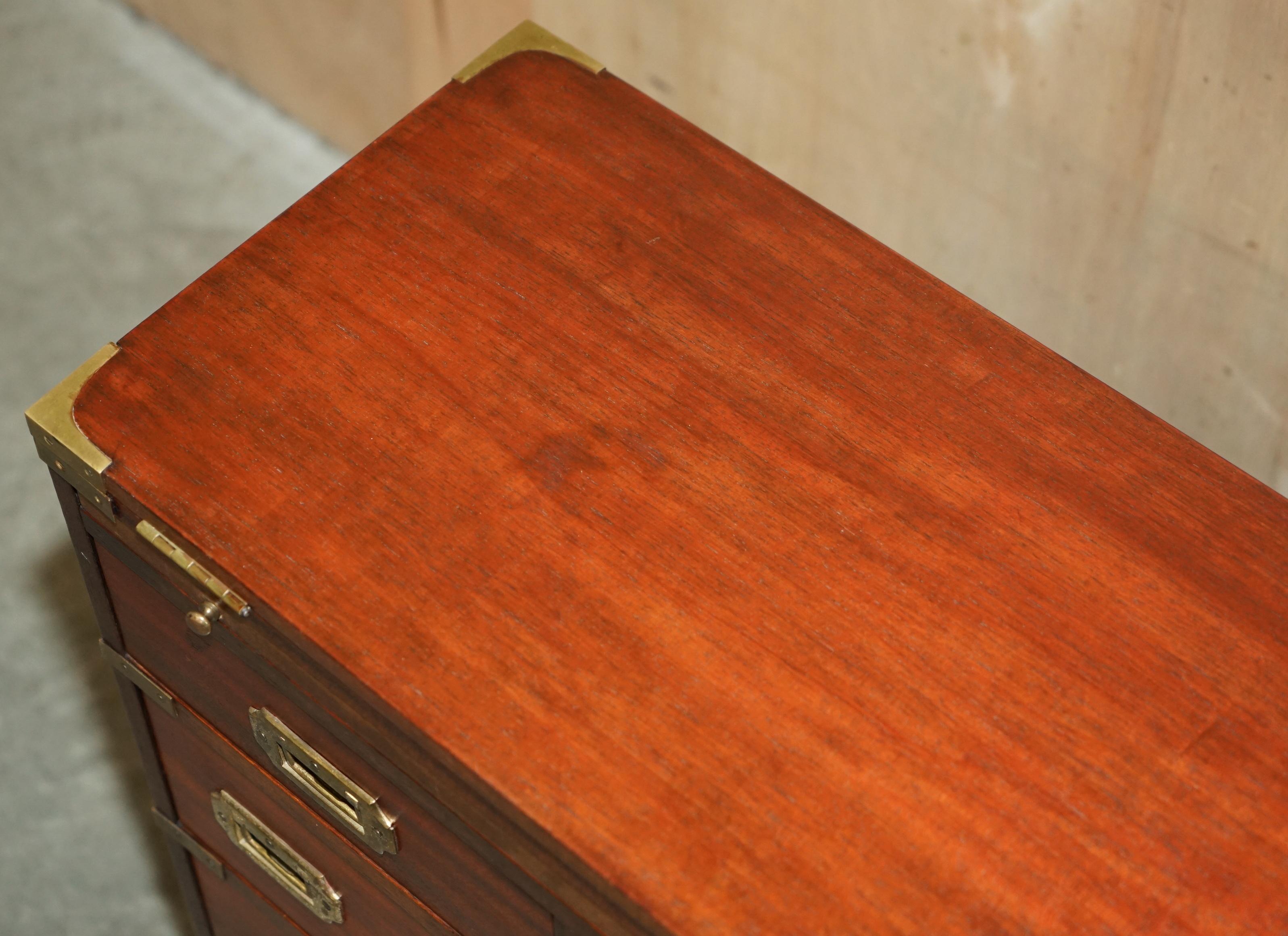 English STUNNING ViNTAGE MILITARY CAMPAIGN BUTLERS TABLE CHEST OF DRAWERS EXTENDING TOP For Sale