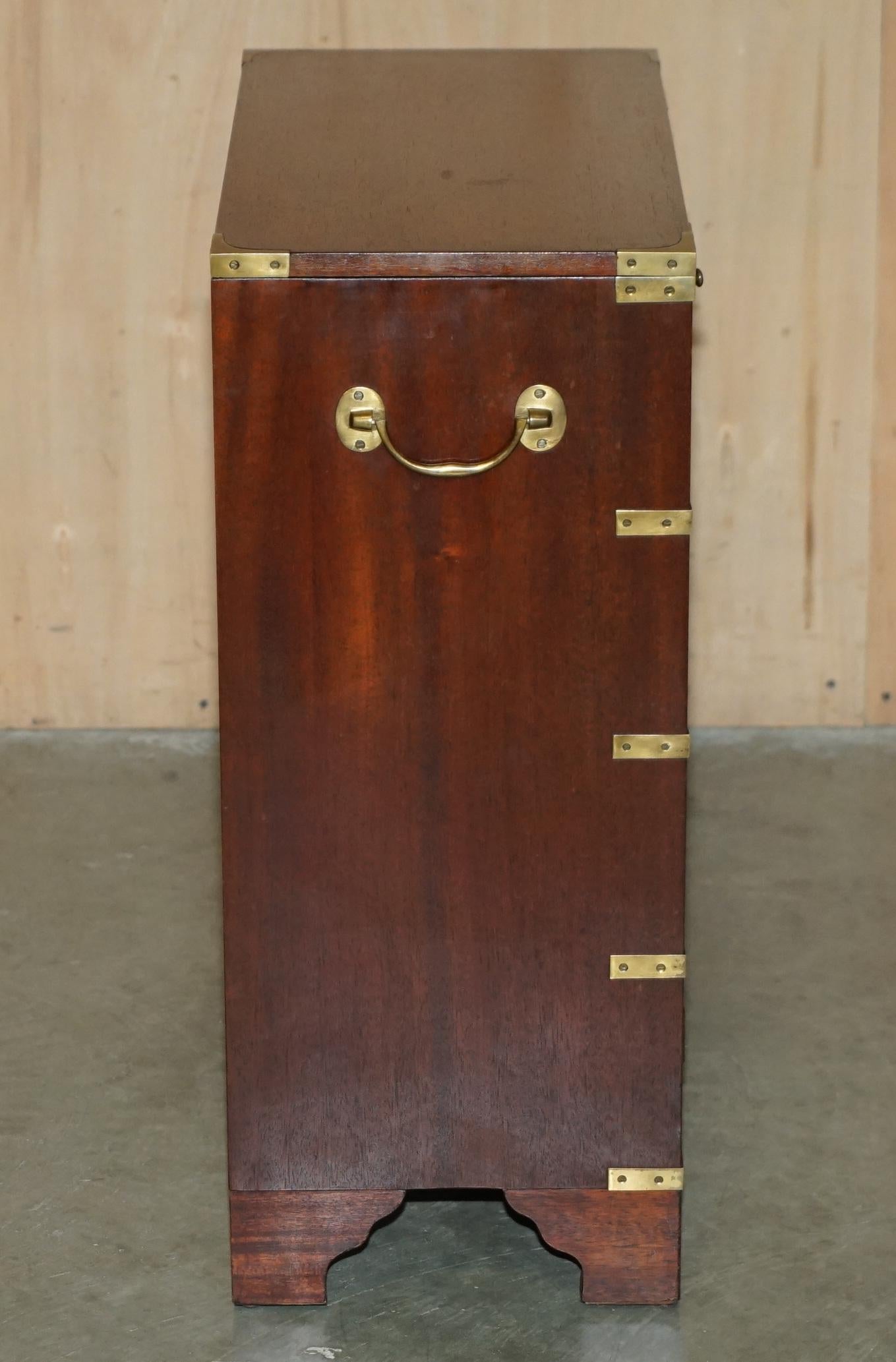 Brass STUNNING ViNTAGE MILITARY CAMPAIGN BUTLERS TABLE CHEST OF DRAWERS EXTENDING TOP For Sale