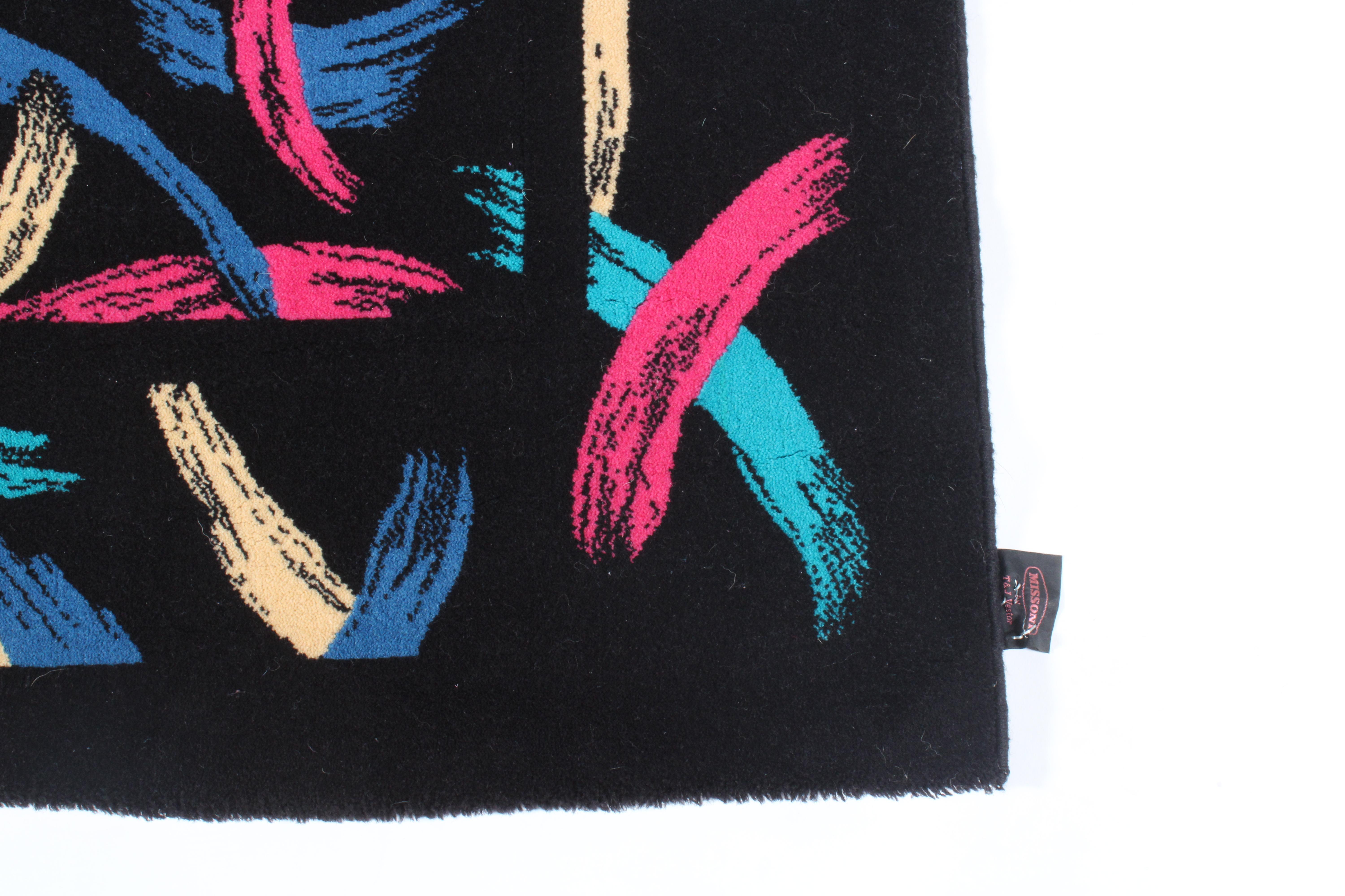 Verblüffender Vintage-Teppich von Missoni, entworfen von T & J Vestor. Das Kleidungsstück aus reiner Wolle wurde professionell gereinigt und befindet sich in einem ausgezeichneten Vintage-Zustand.  Auffällige organische Formen in lebhaftem Blau,