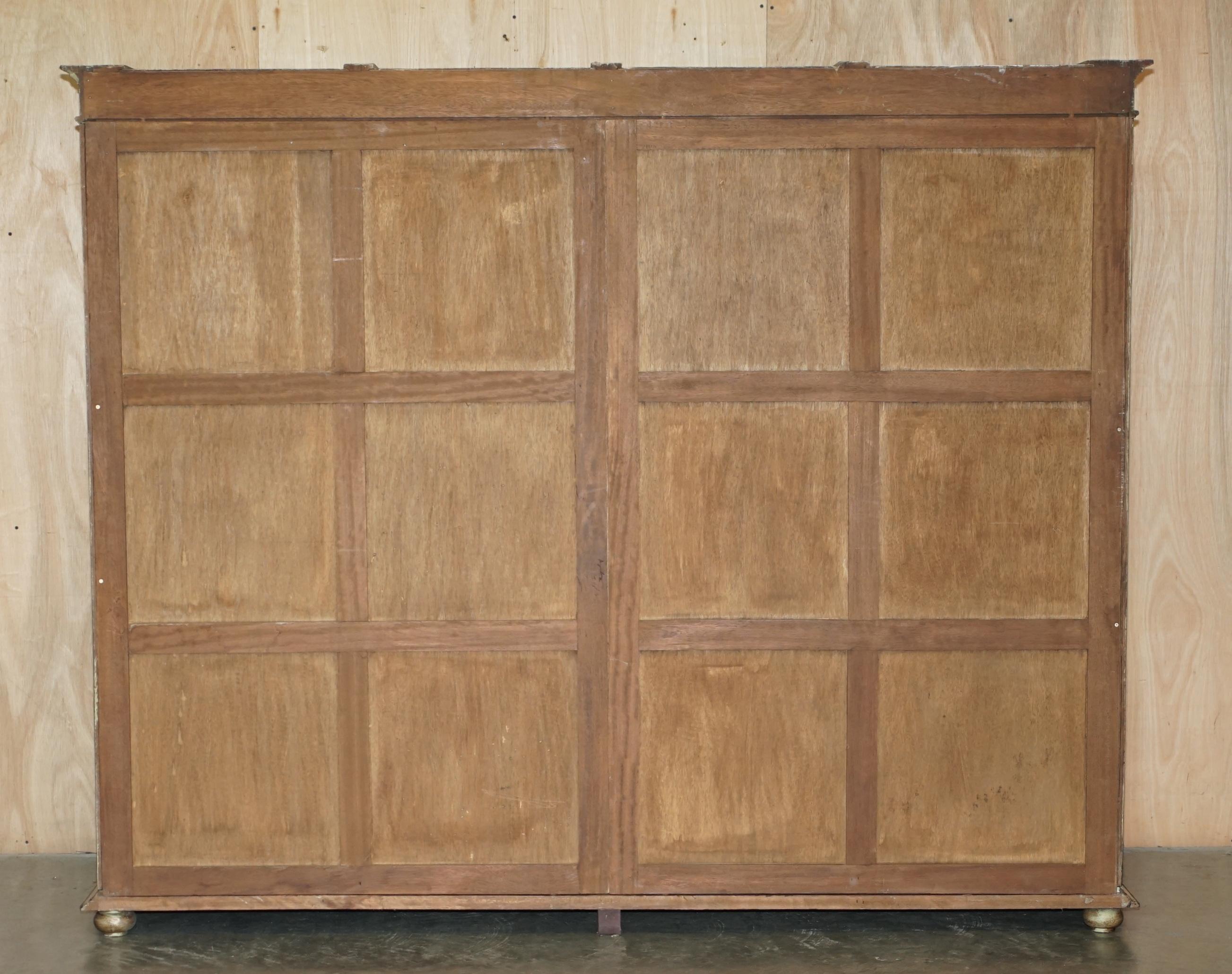 impresionante armario de madera de roble italiano de época para el servicio doméstico o armario con dos cajones en venta 4