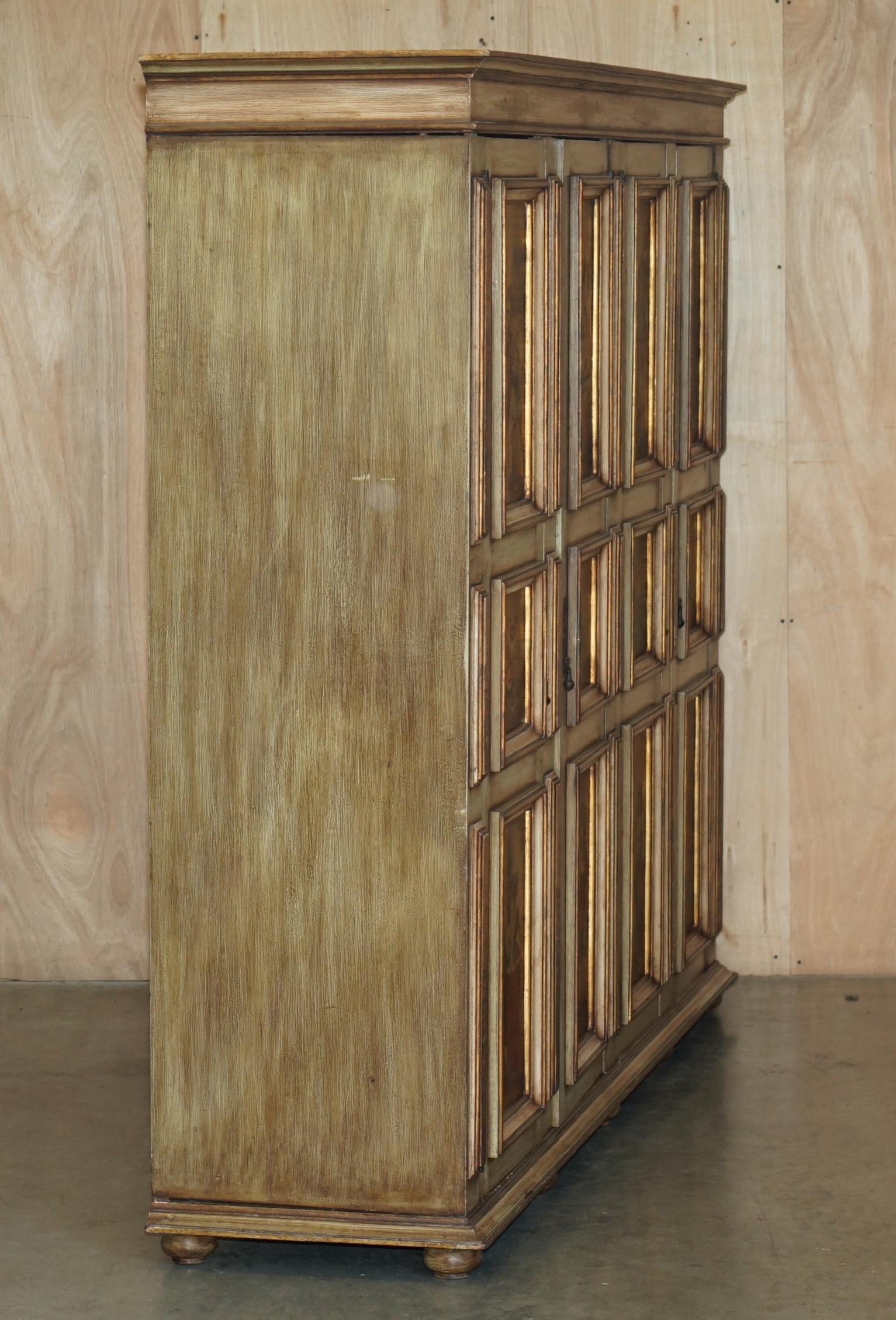 impresionante armario de madera de roble italiano de época para el servicio doméstico o armario con dos cajones en venta 5