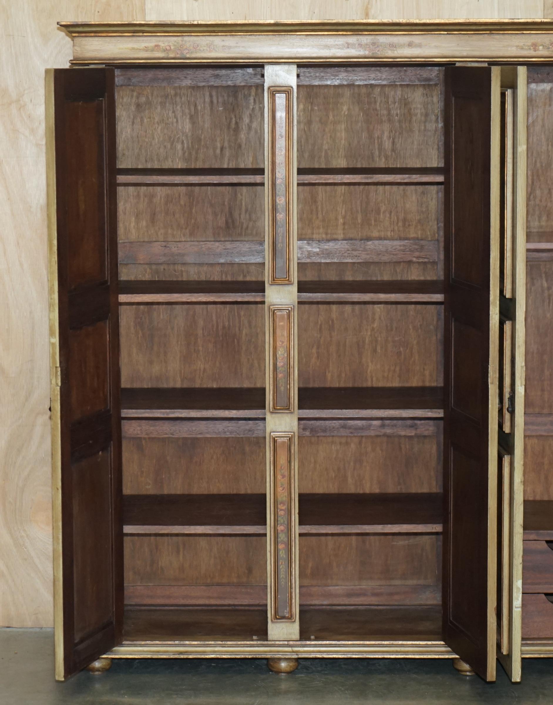 impresionante armario de madera de roble italiano de época para el servicio doméstico o armario con dos cajones en venta 7