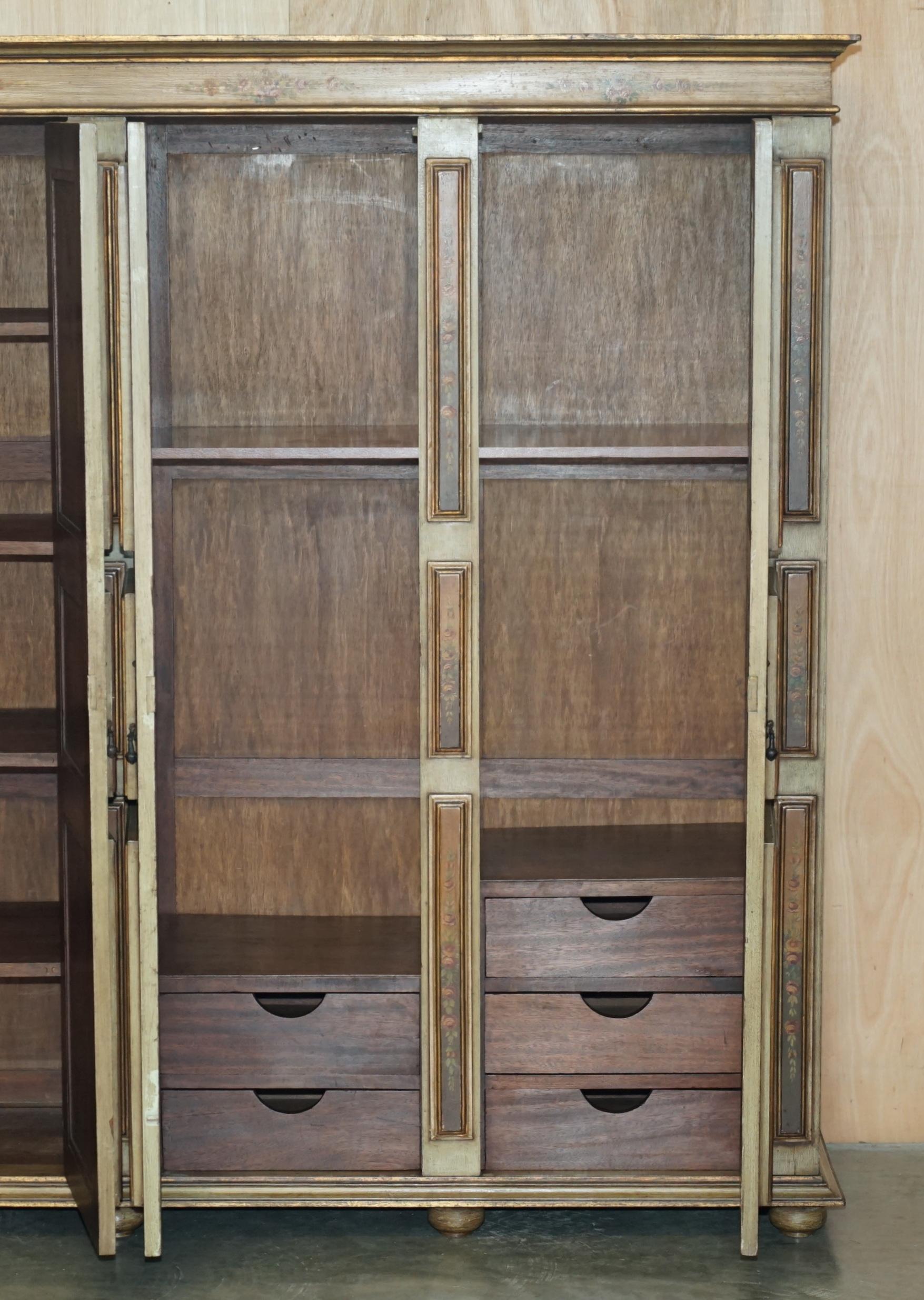 impresionante armario de madera de roble italiano de época para el servicio doméstico o armario con dos cajones en venta 8