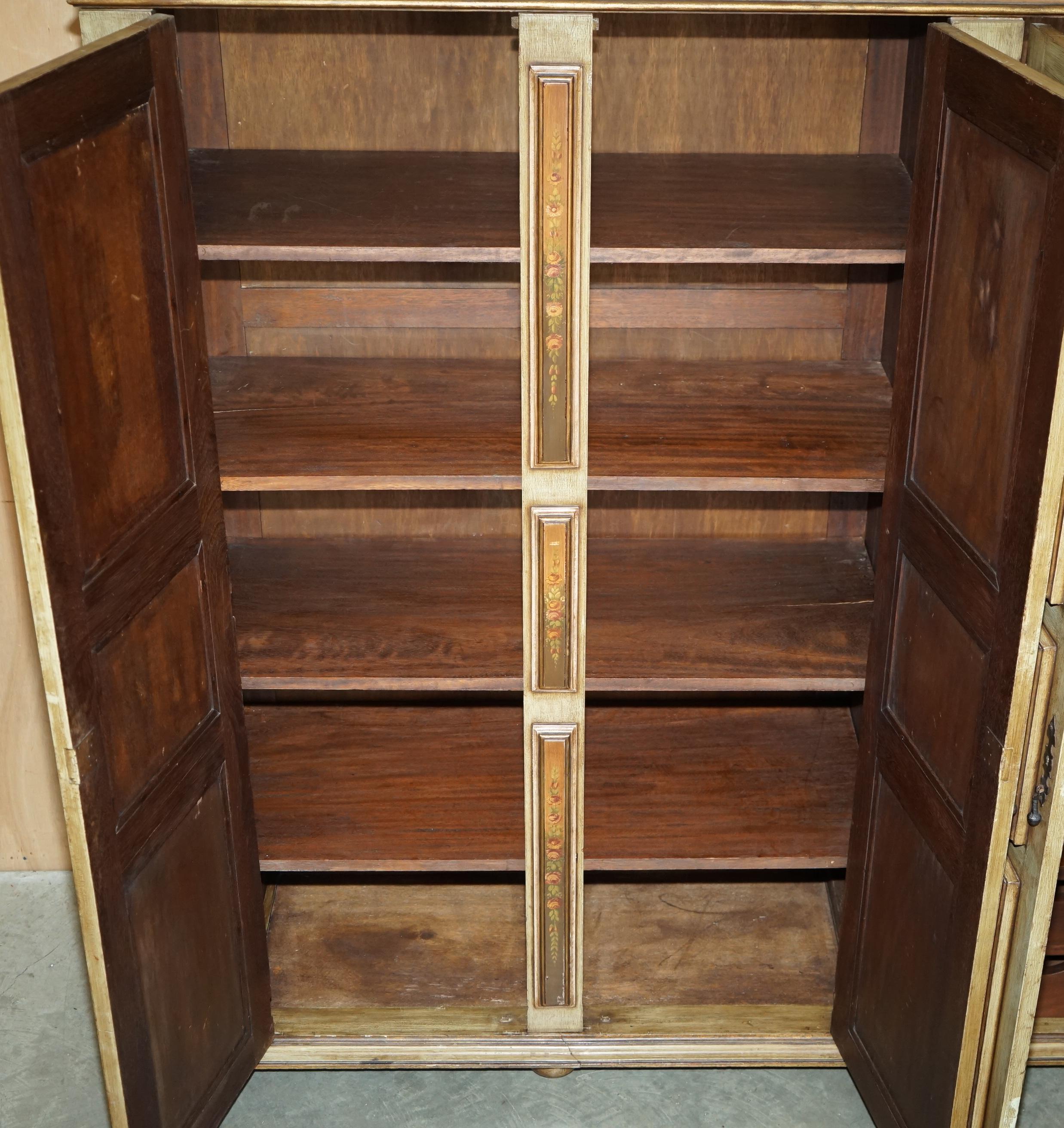impresionante armario de madera de roble italiano de época para el servicio doméstico o armario con dos cajones en venta 9