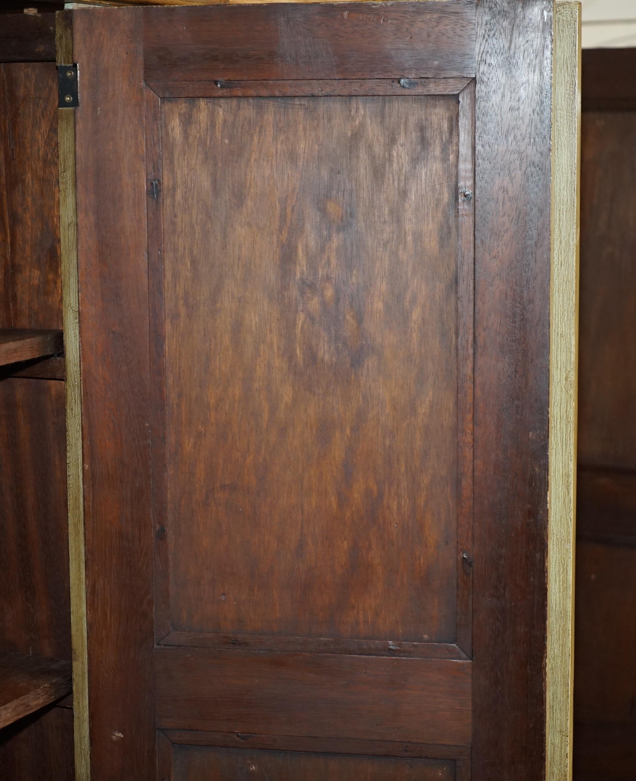 impresionante armario de madera de roble italiano de época para el servicio doméstico o armario con dos cajones en venta 12